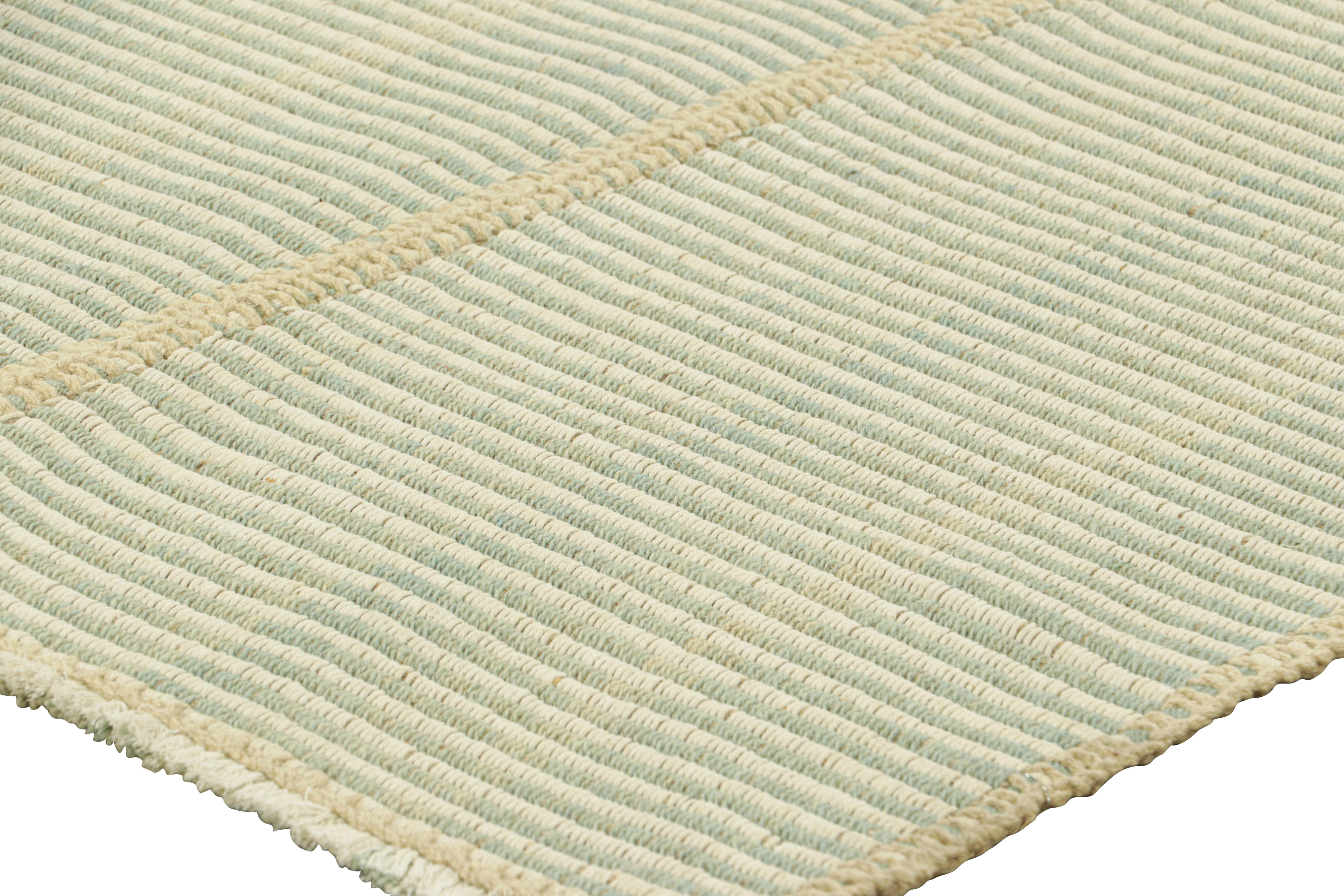 Rug & Kilim è un kilim contemporaneo a strisce testuali bianche, avorio e blu. In condizioni Nuovo in vendita a Long Island City, NY