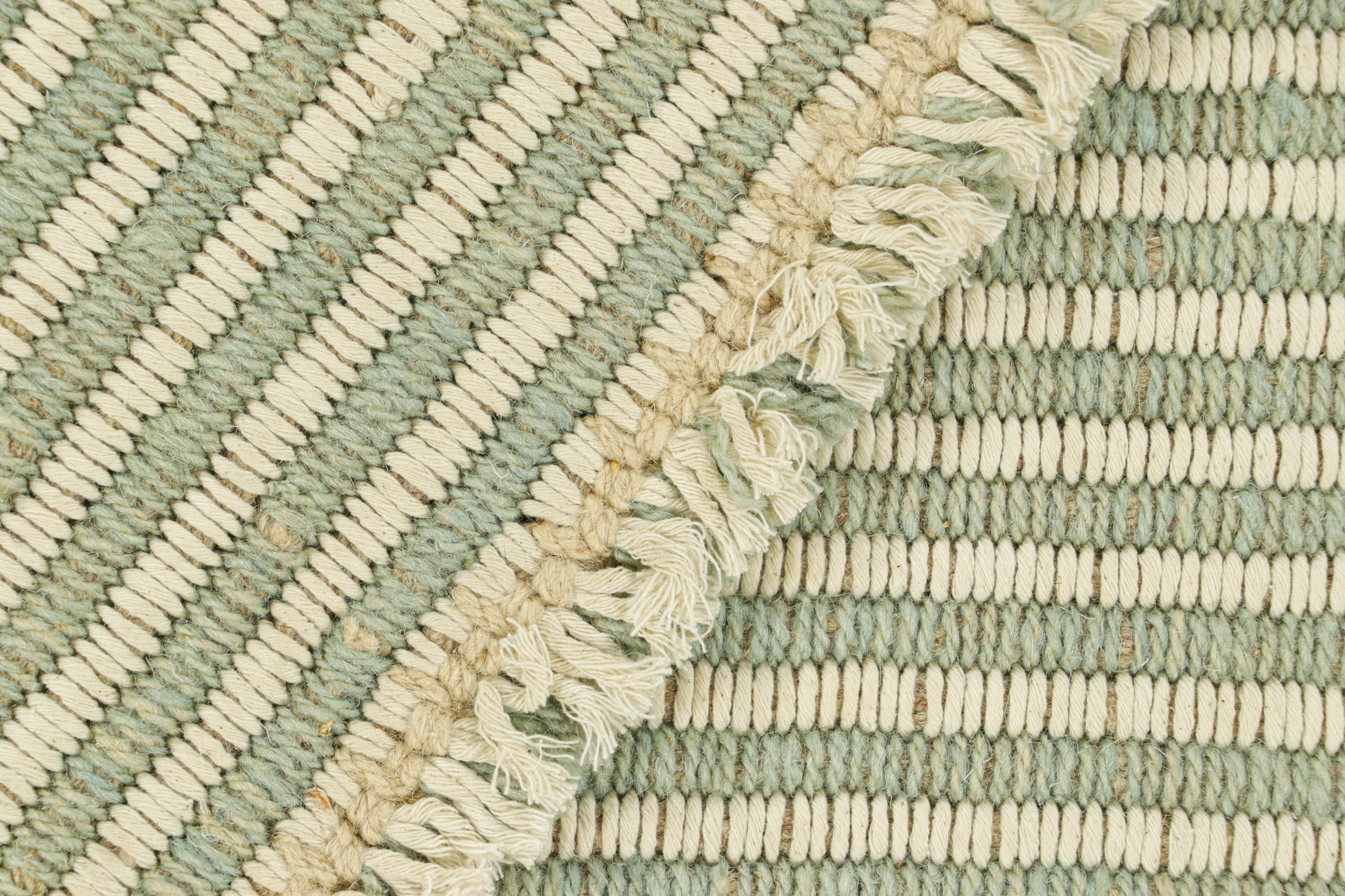 XXI secolo e contemporaneo Rug & Kilim è un kilim contemporaneo a strisce testuali bianche, avorio e blu. in vendita