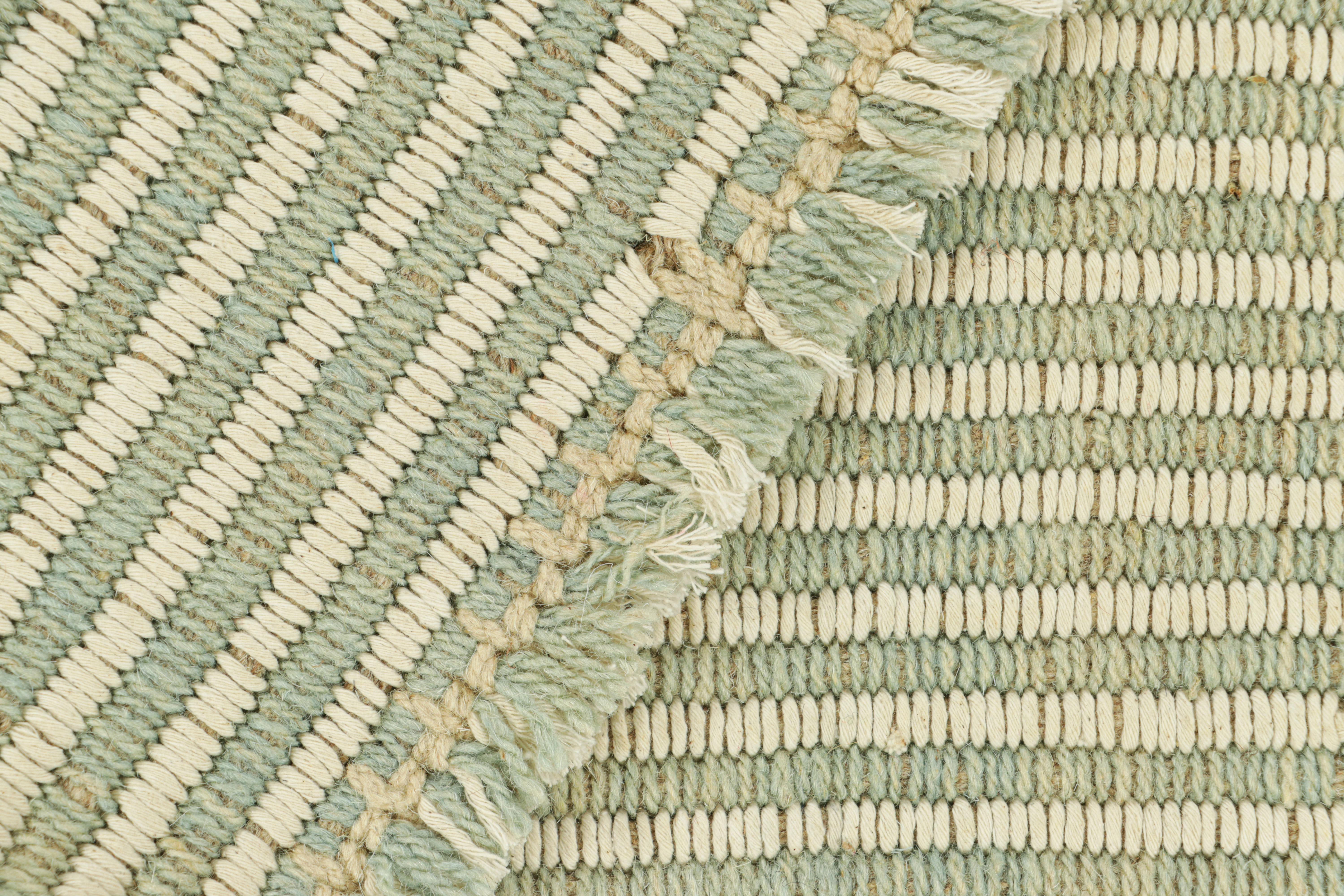 XXI secolo e contemporaneo Rug & Kilim è un kilim contemporaneo a strisce testuali bianche, avorio e blu. in vendita