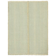 Rug & Kilim è un kilim contemporaneo a strisce testuali bianche, avorio e blu.