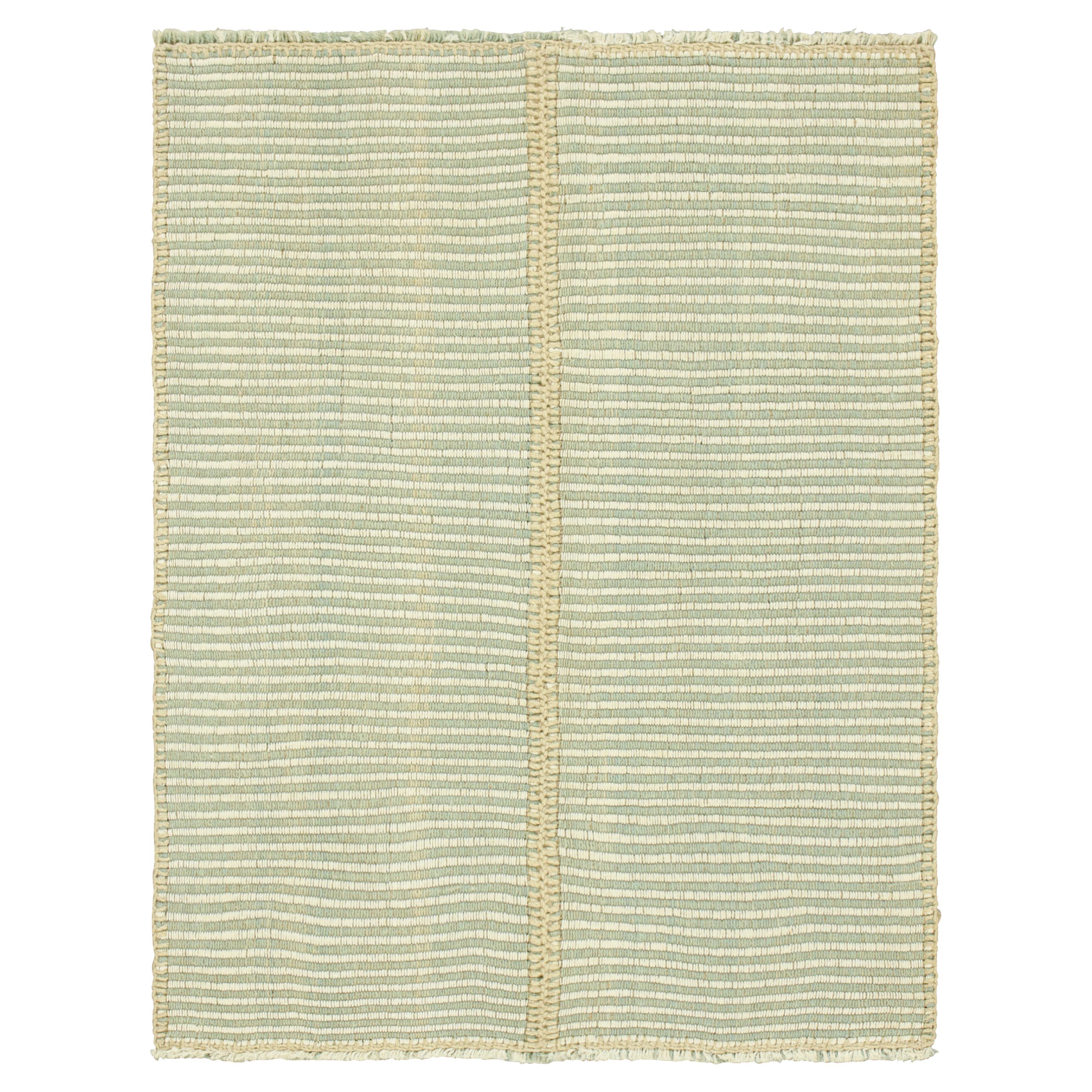 Rug & Kilim è un kilim contemporaneo a strisce testuali bianche, avorio e blu.