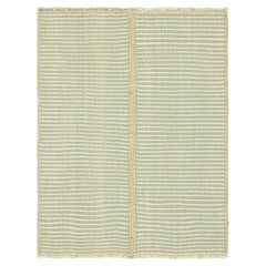 Rug & Kilim è un kilim contemporaneo a strisce testuali bianche, avorio e blu.