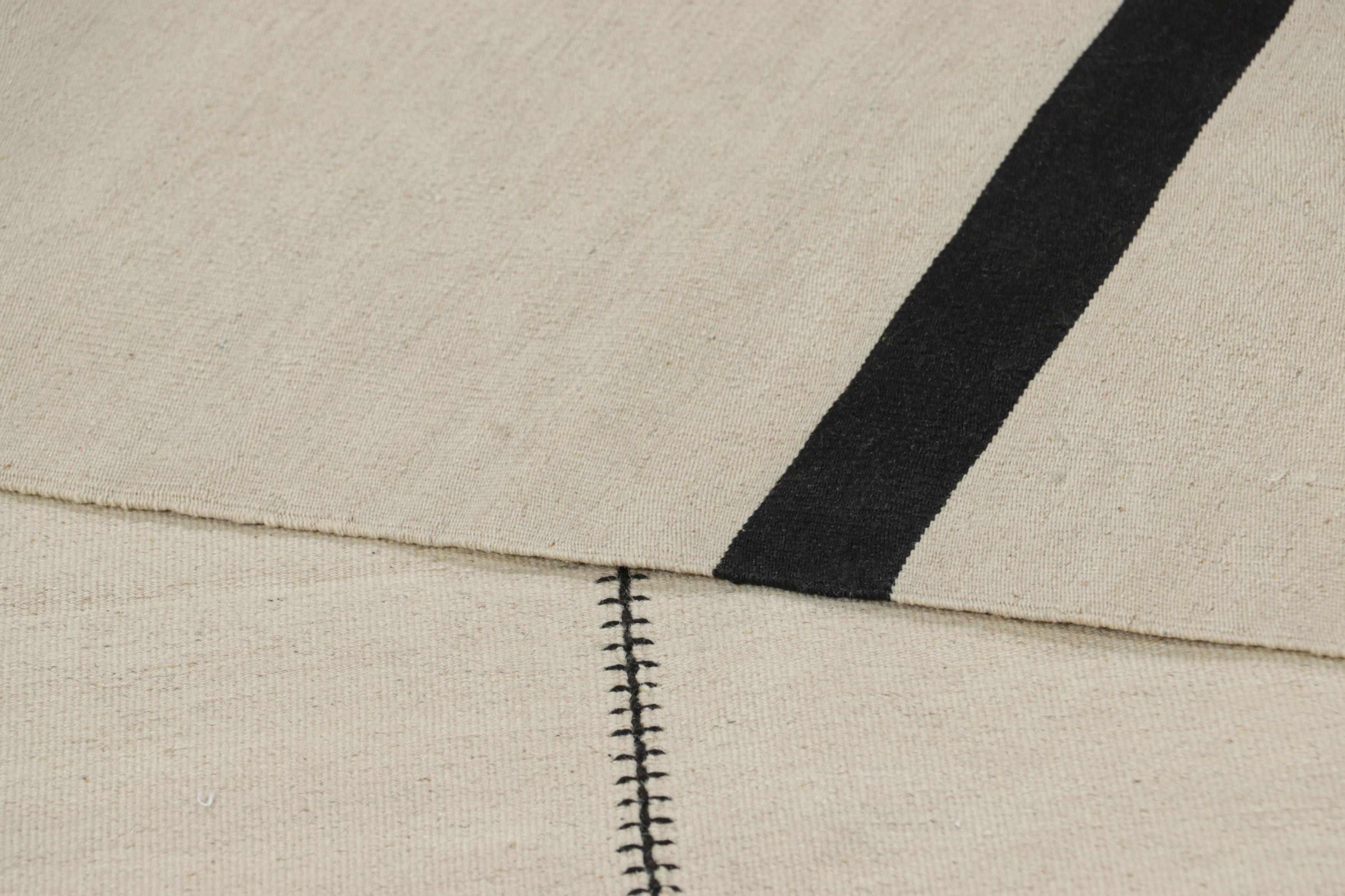Kilim contemporáneo de Rug & Kilim en blanco marfil con rayas negras Lana en venta