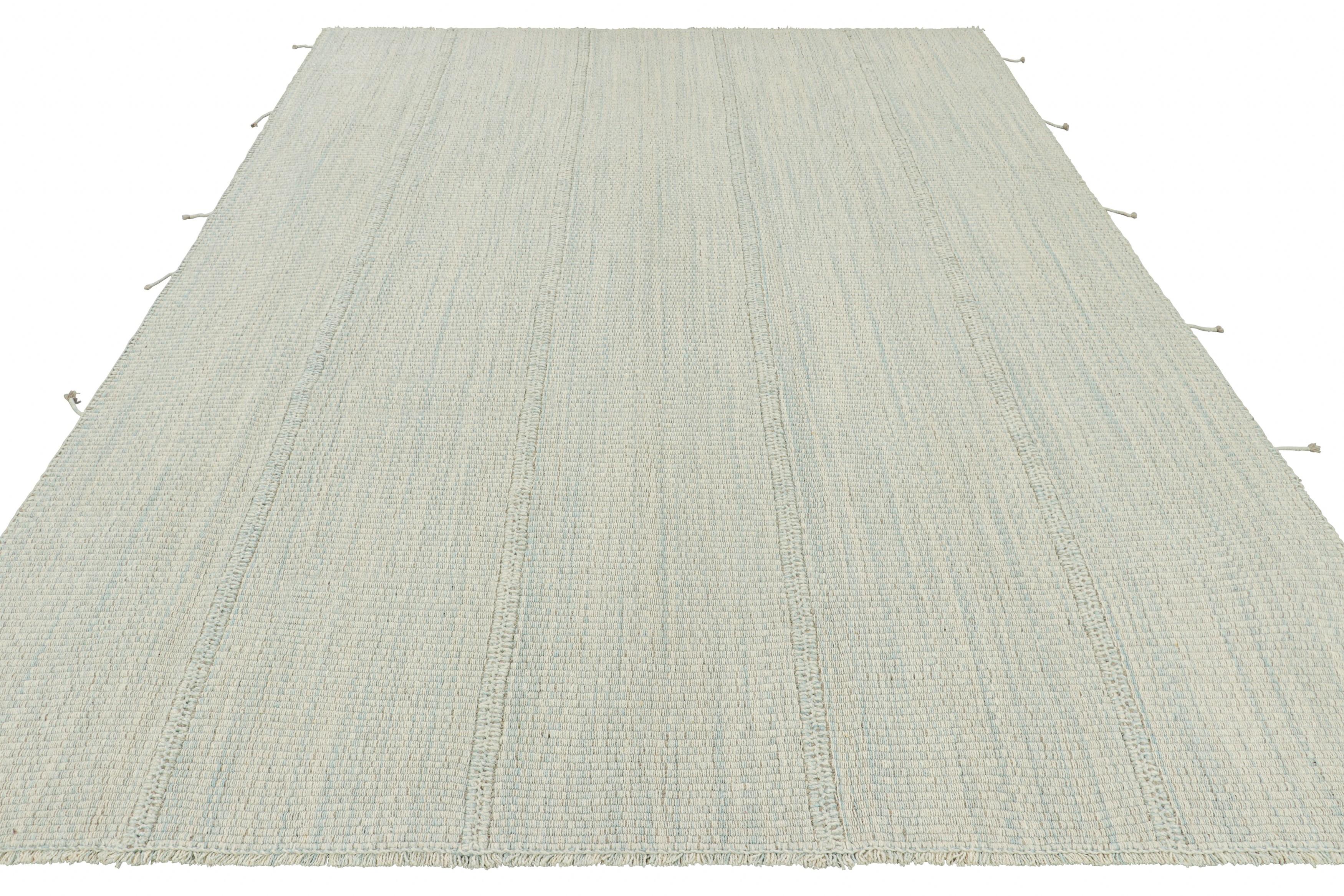 Rug & Kilim - Kilim contemporaneo a strisce testuali in azzurro e bianco sporco In condizioni Nuovo in vendita a Long Island City, NY