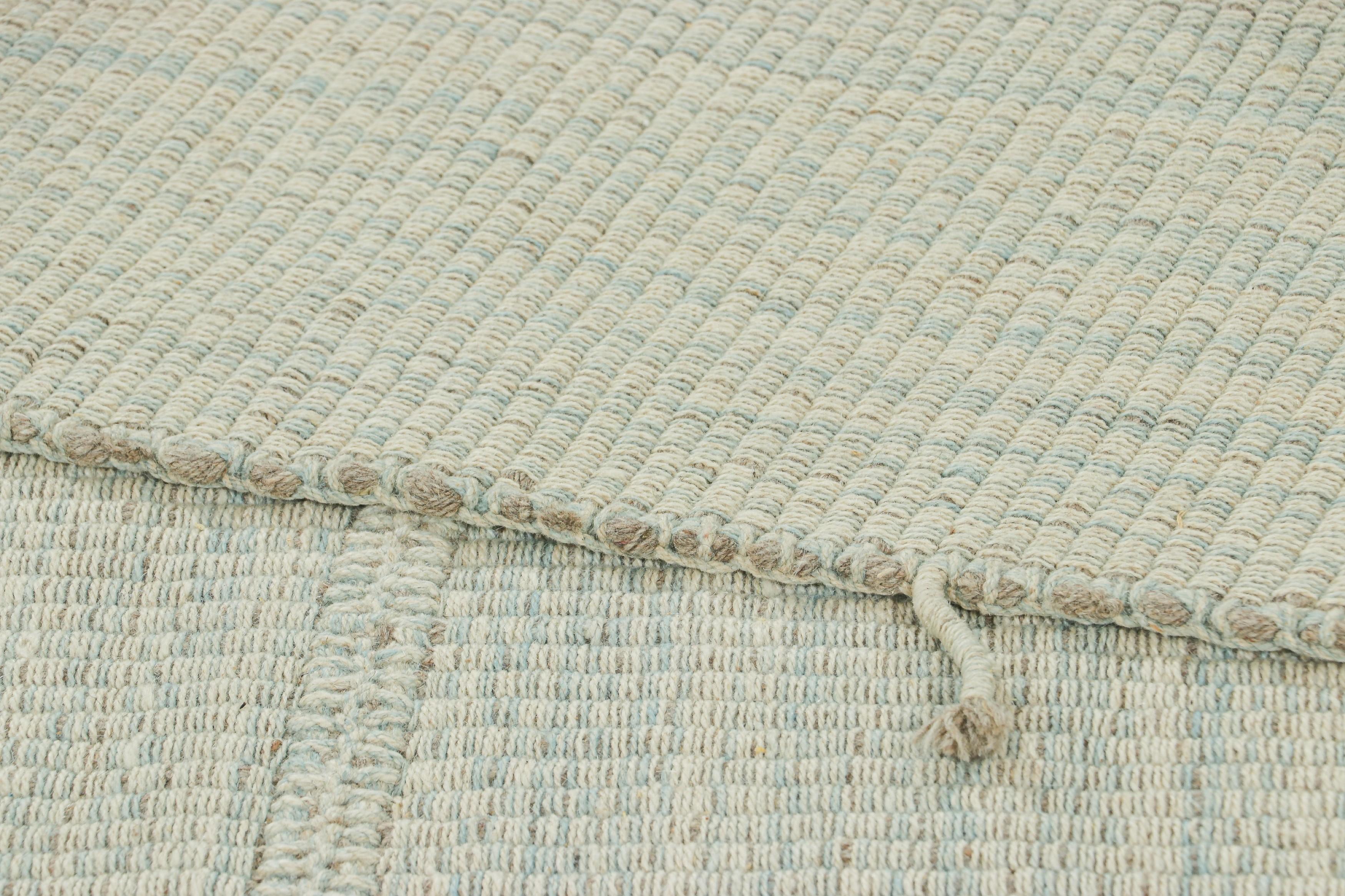 Lana Rug & Kilim - Kilim contemporaneo a strisce testuali in azzurro e bianco sporco in vendita