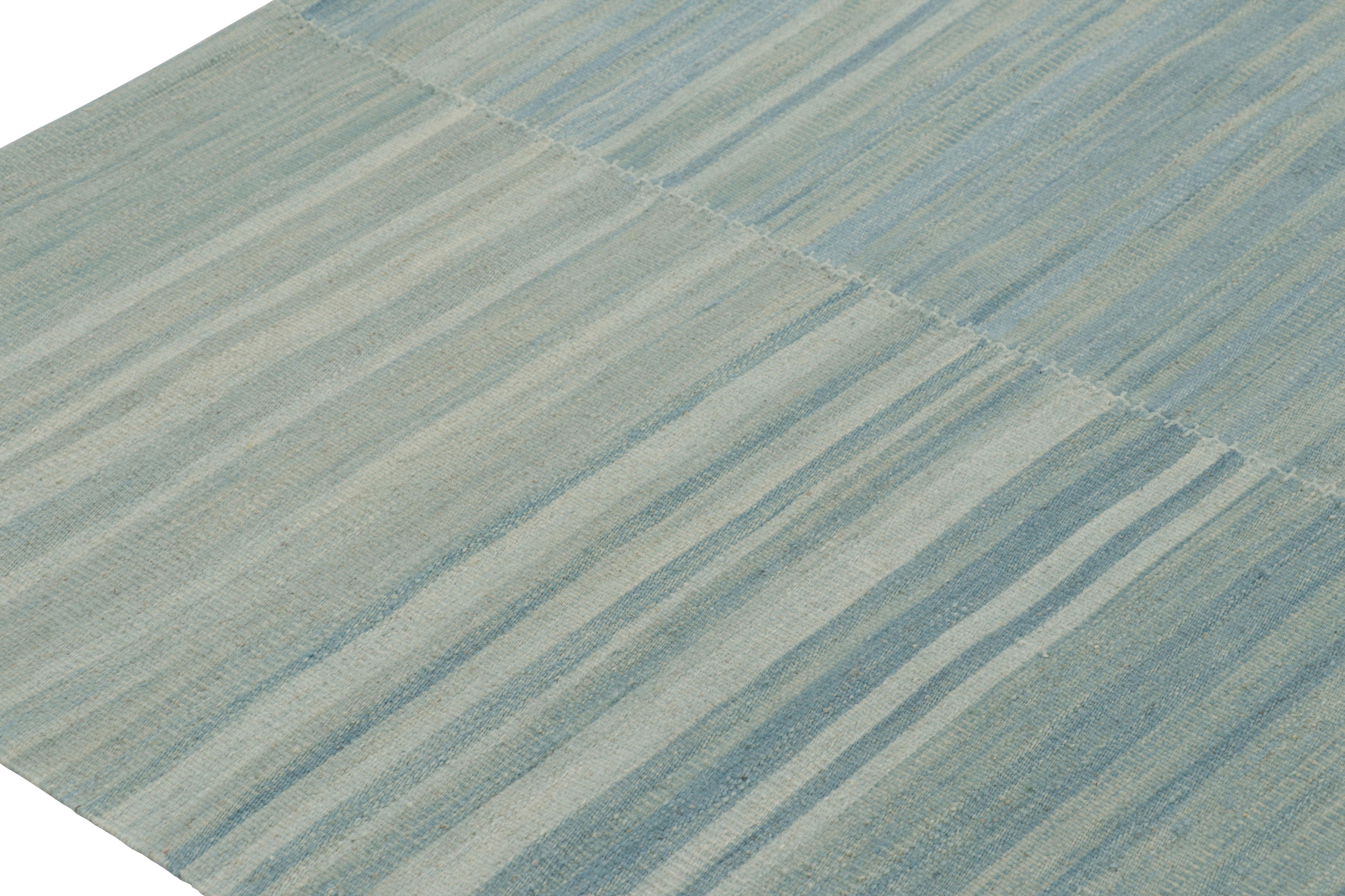 Rug & Kilim's Zeitgenössischer Kelim in Hellblau Texturierte Streifen und Schlieren (Afghanisch) im Angebot