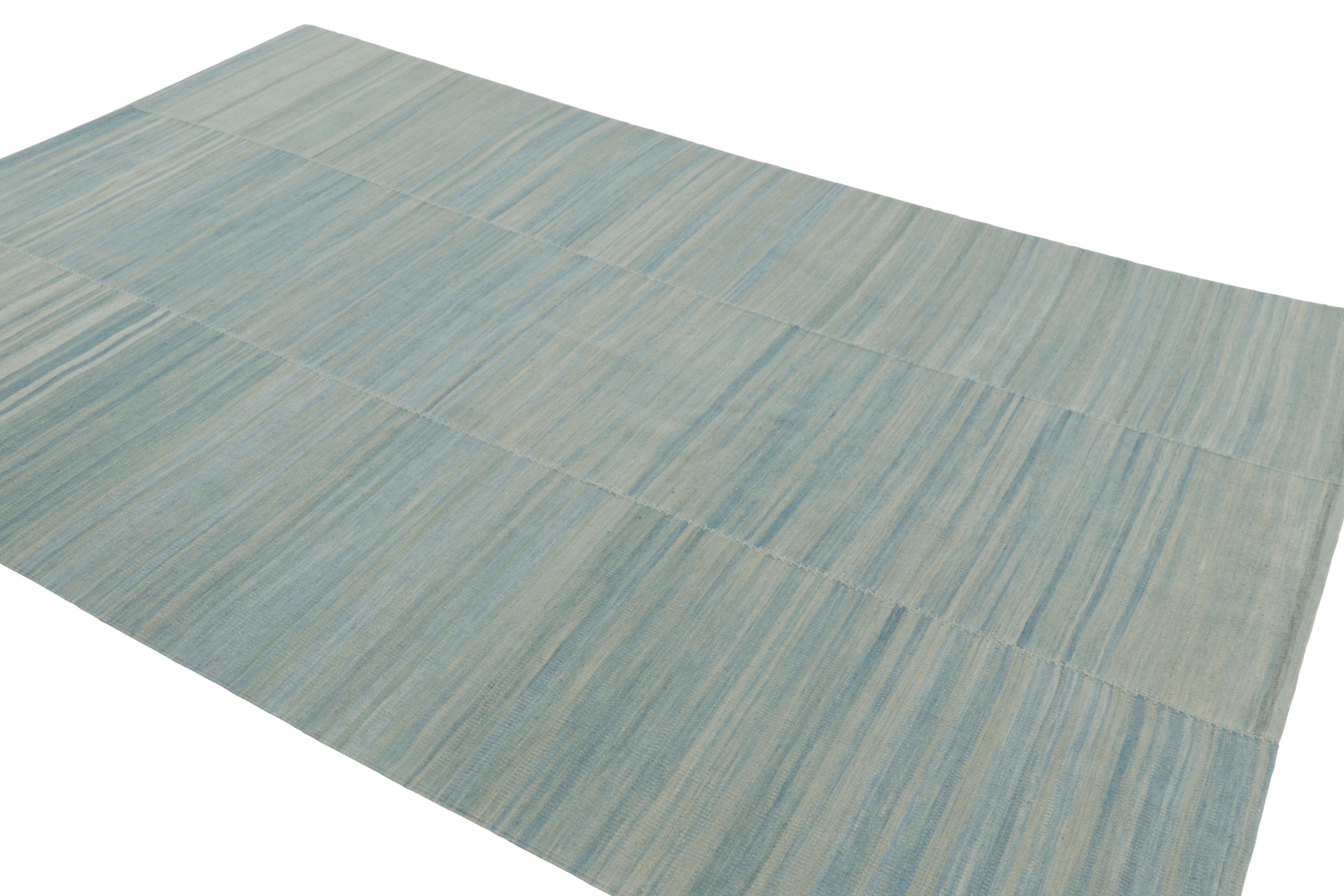 Rug & Kilim's Zeitgenössischer Kelim in Hellblau Texturierte Streifen und Schlieren (Handgewebt) im Angebot