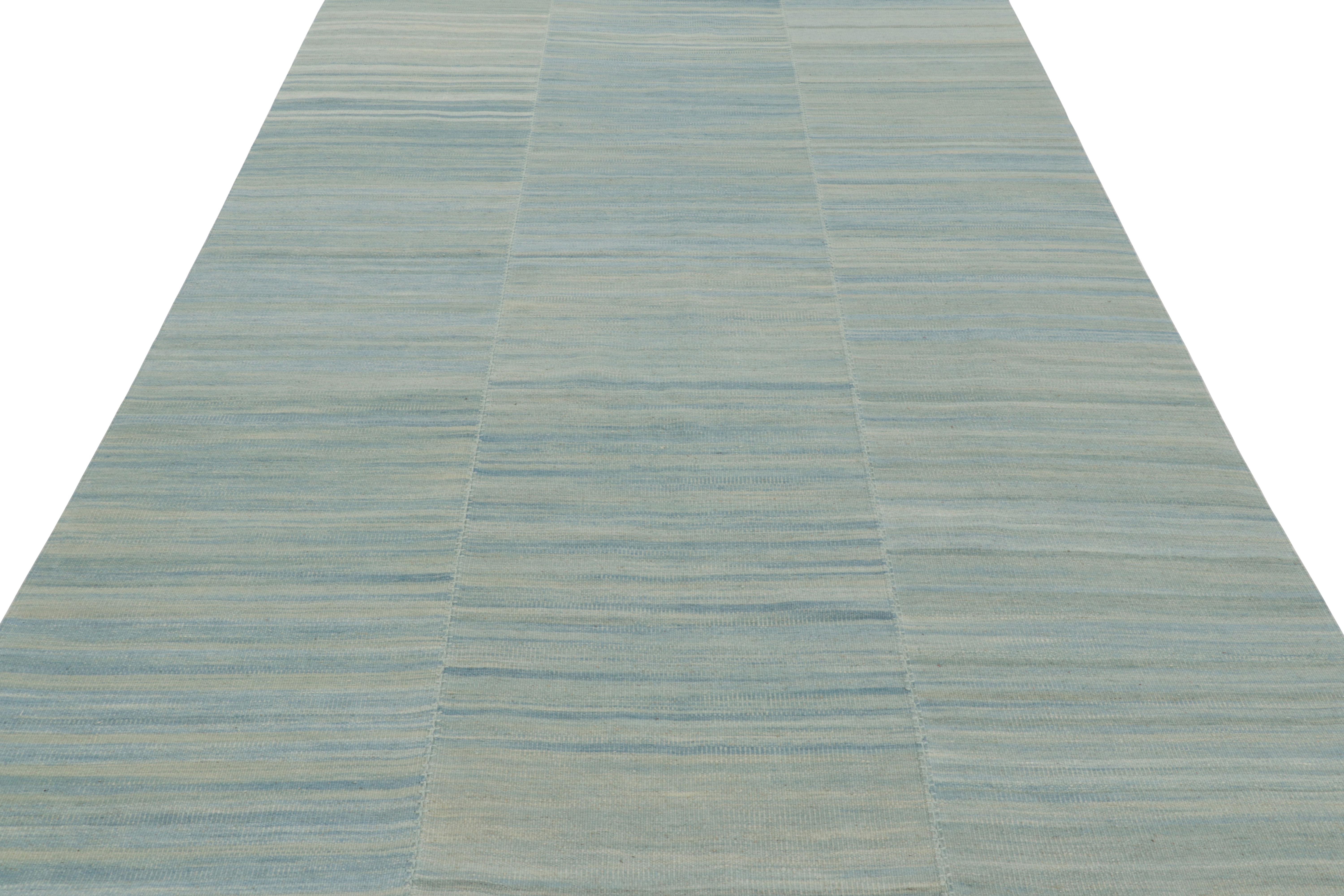 Rug & Kilim's Zeitgenössischer Kelim in Hellblau Texturierte Streifen und Schlieren im Zustand „Neu“ im Angebot in Long Island City, NY