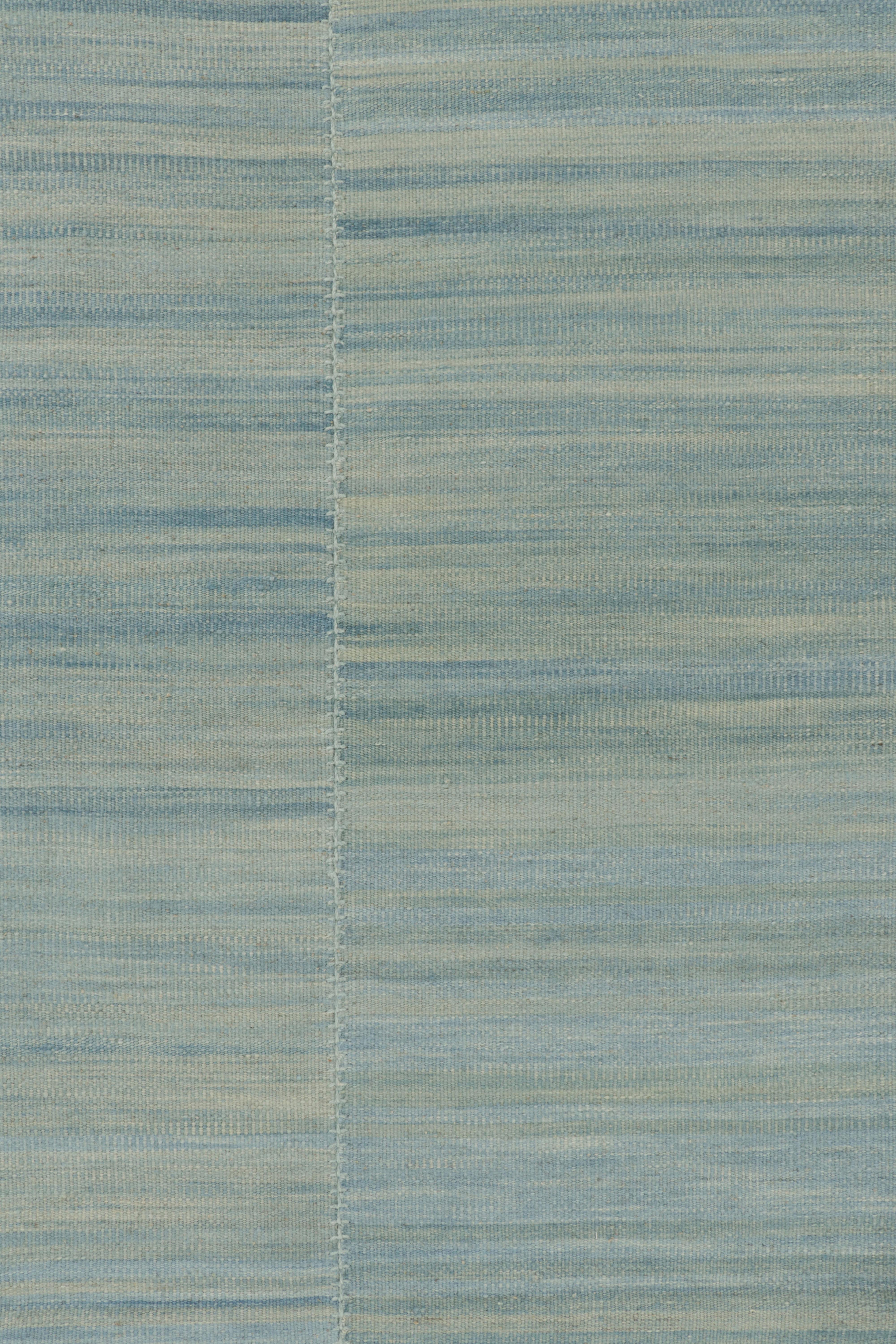 Rug & Kilim's Zeitgenössischer Kelim in Hellblau Texturierte Streifen und Schlieren (21. Jahrhundert und zeitgenössisch) im Angebot