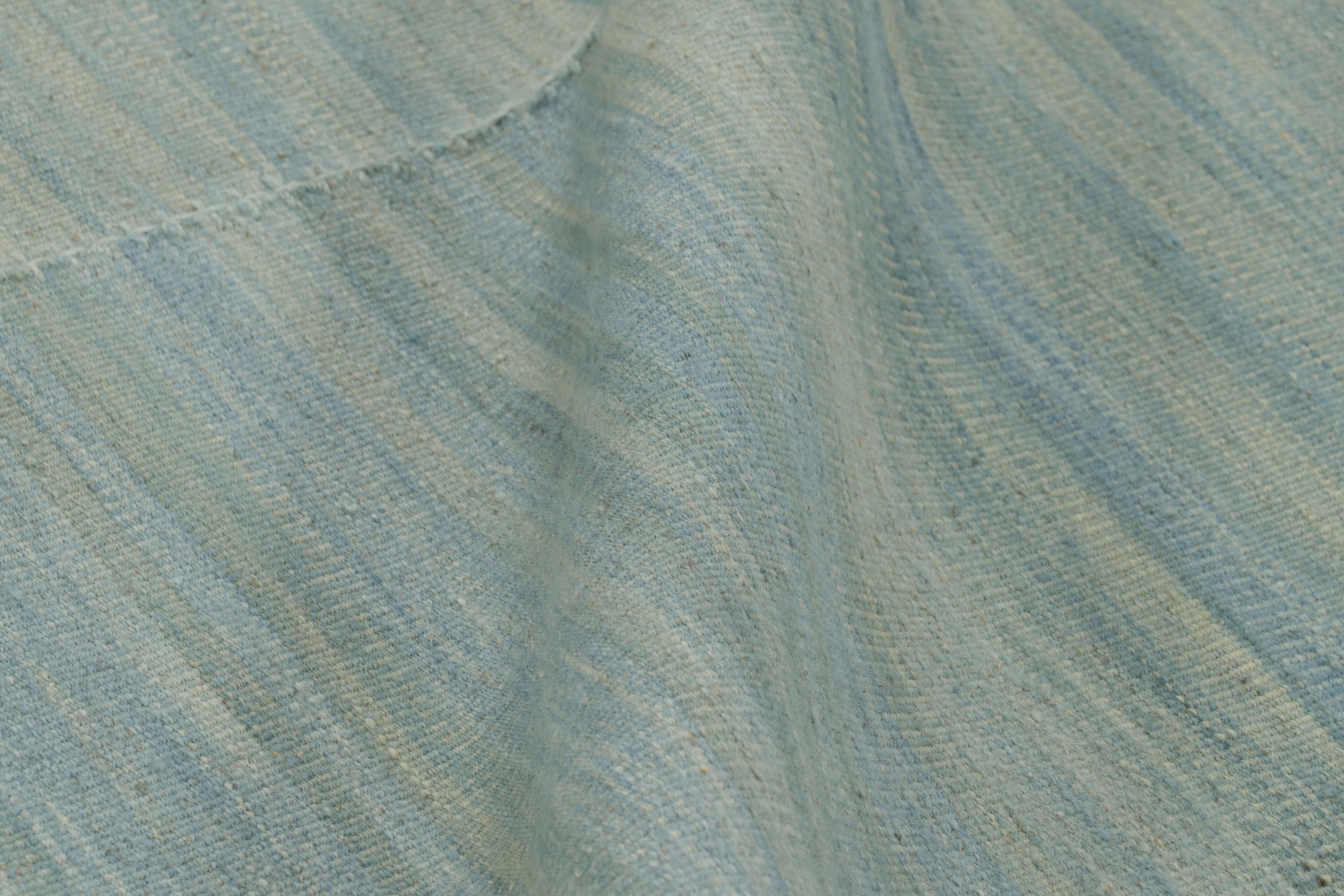 Rug & Kilim's Zeitgenössischer Kelim in Hellblau Texturierte Streifen und Schlieren (Wolle) im Angebot