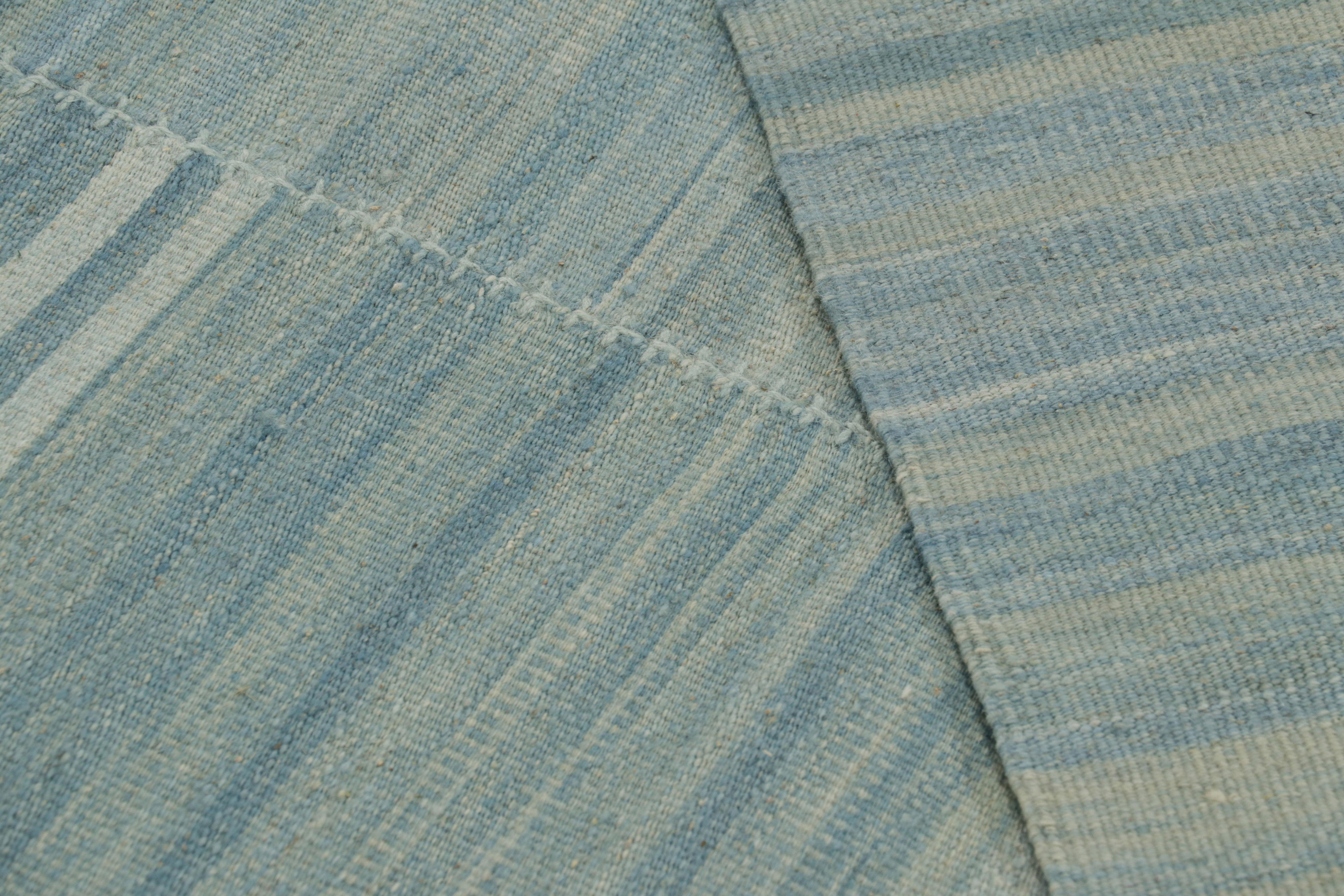 Rug & Kilim's Zeitgenössischer Kelim in Hellblau Texturierte Streifen und Schlieren im Angebot 1