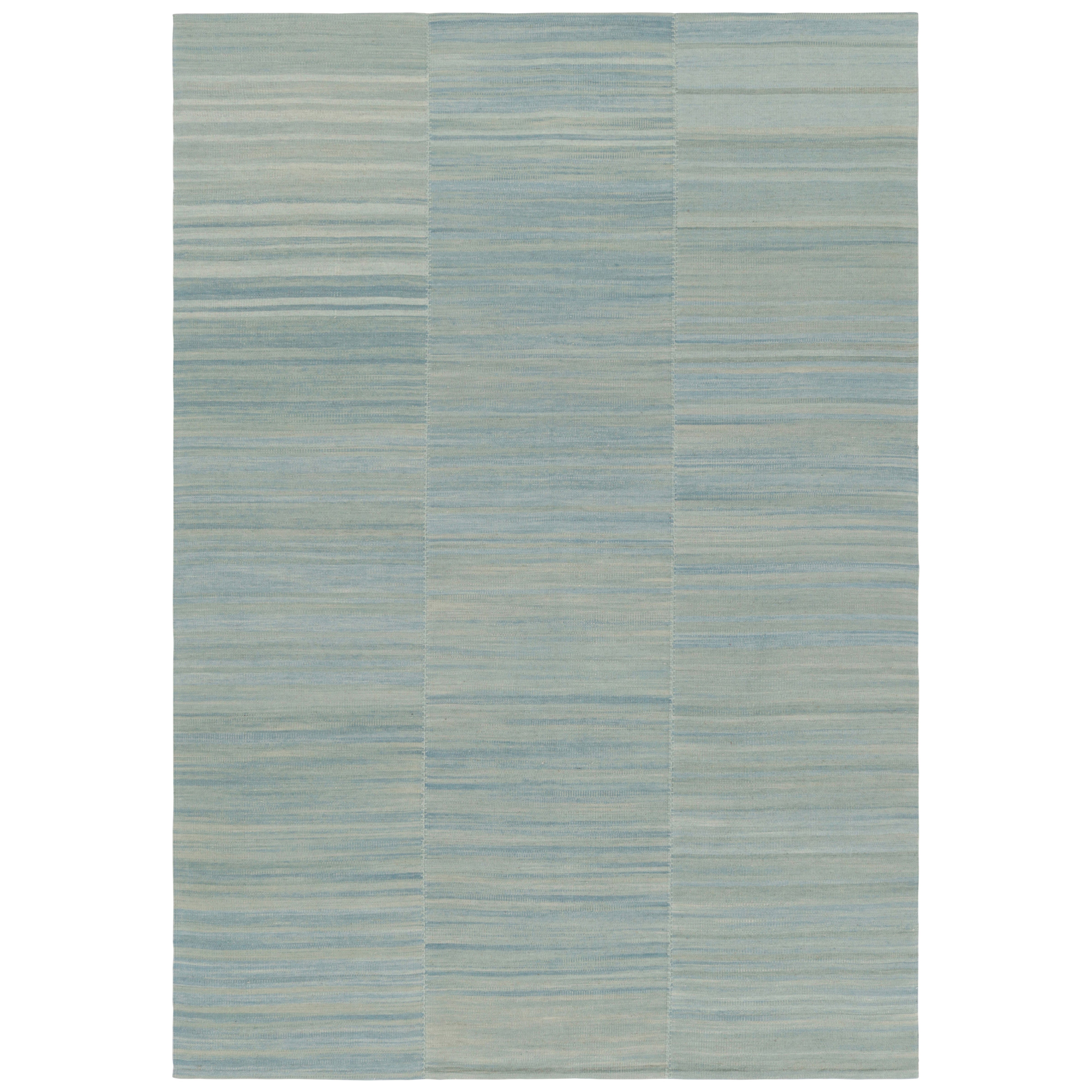 Rug & Kilim's Zeitgenössischer Kelim in Hellblau Texturierte Streifen und Schlieren im Angebot