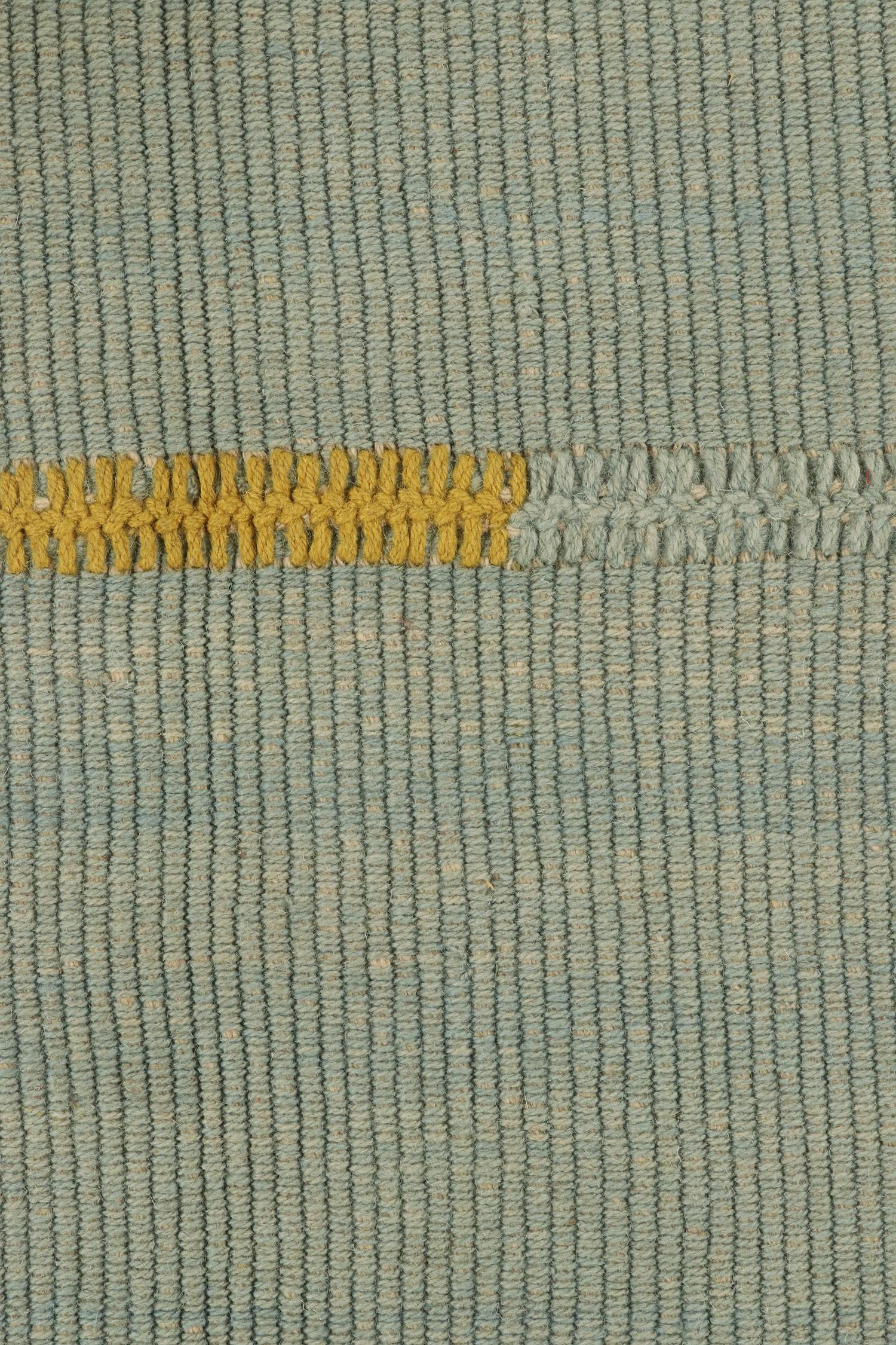 Kilim contemporáneo de Rug & Kilim en azul claro con toques ocres Anudado a mano en venta