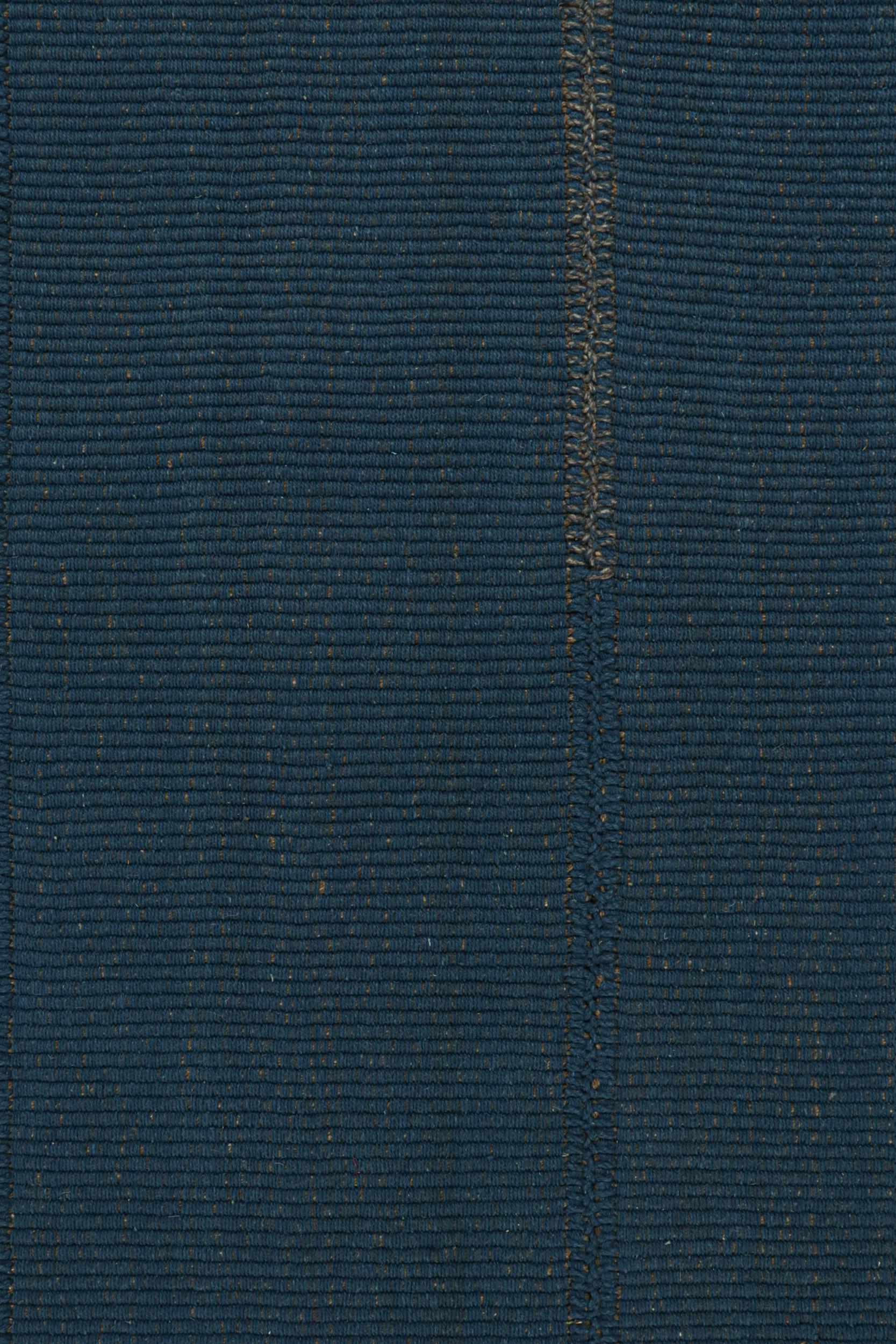 Moderne Rug & Kilim's Contemporary Kilim in Navy Blue with Beige-Brown Accents (Kilim contemporain en bleu marine avec des accents beiges et bruns) en vente