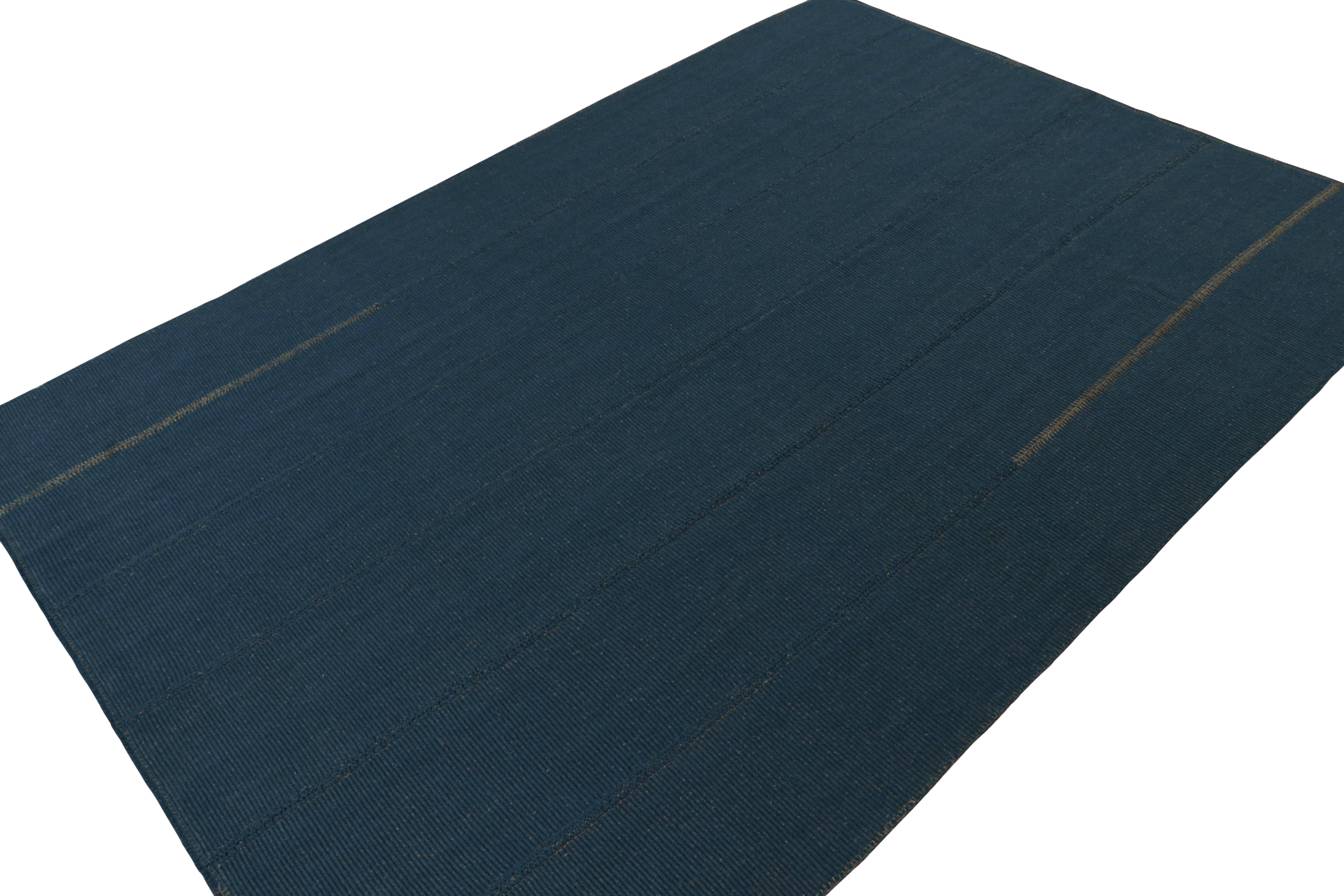 Perse Rug & Kilim's Contemporary Kilim in Navy Blue with Beige-Brown Accents (Kilim contemporain en bleu marine avec des accents beiges et bruns) en vente