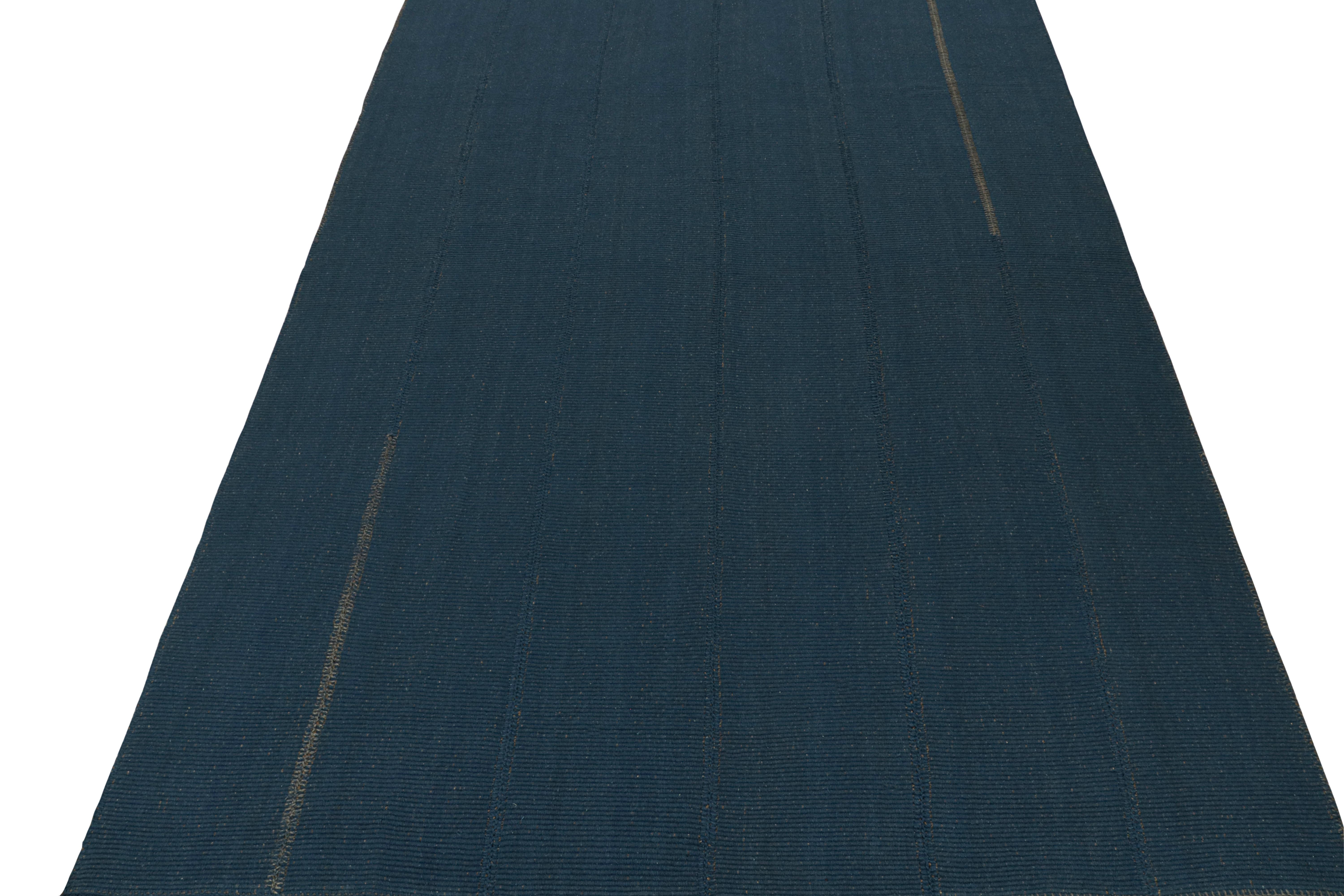 Tissé à la main Rug & Kilim's Contemporary Kilim in Navy Blue with Beige-Brown Accents (Kilim contemporain en bleu marine avec des accents beiges et bruns) en vente