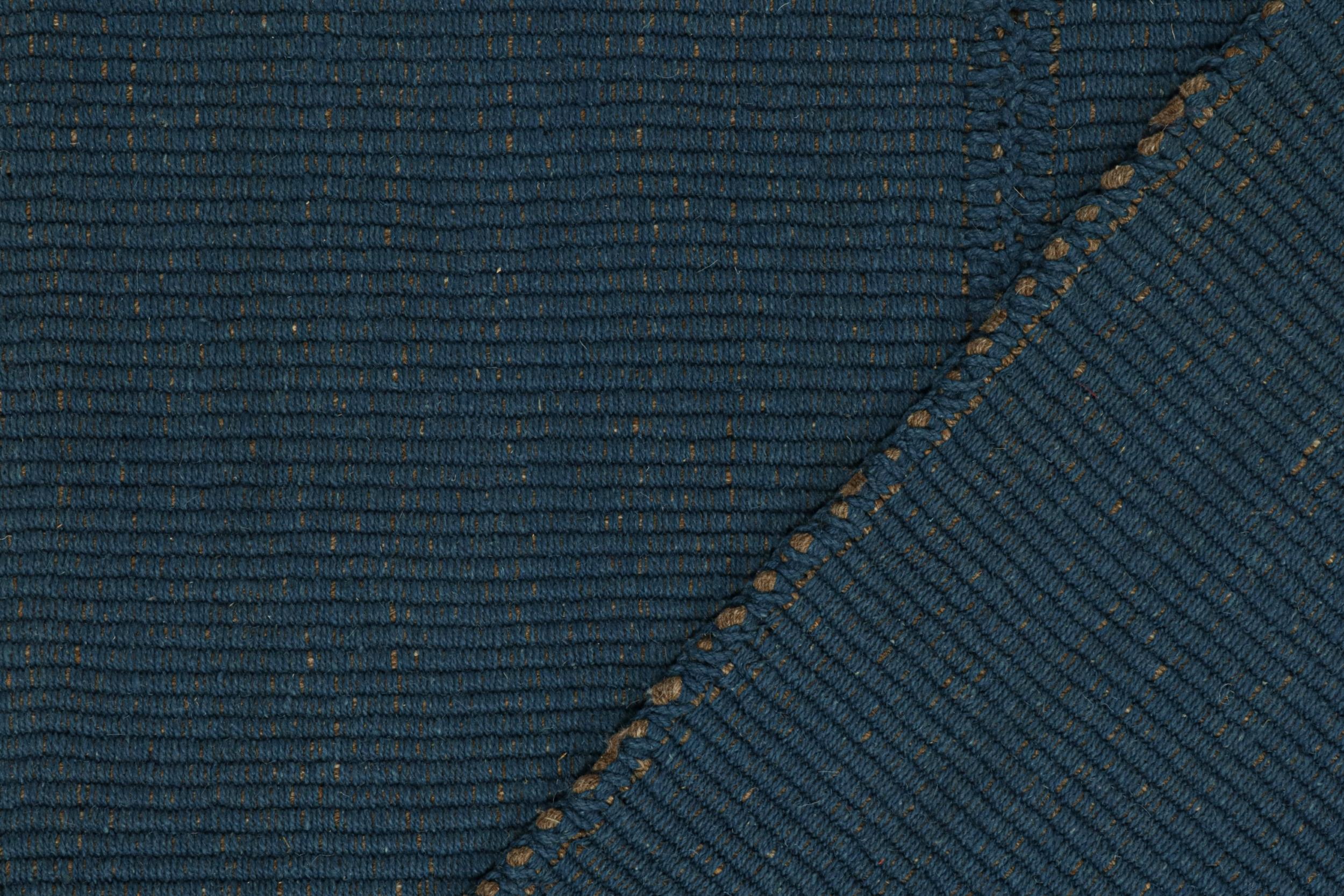 XXIe siècle et contemporain Rug & Kilim's Contemporary Kilim in Navy Blue with Beige-Brown Accents (Kilim contemporain en bleu marine avec des accents beiges et bruns) en vente