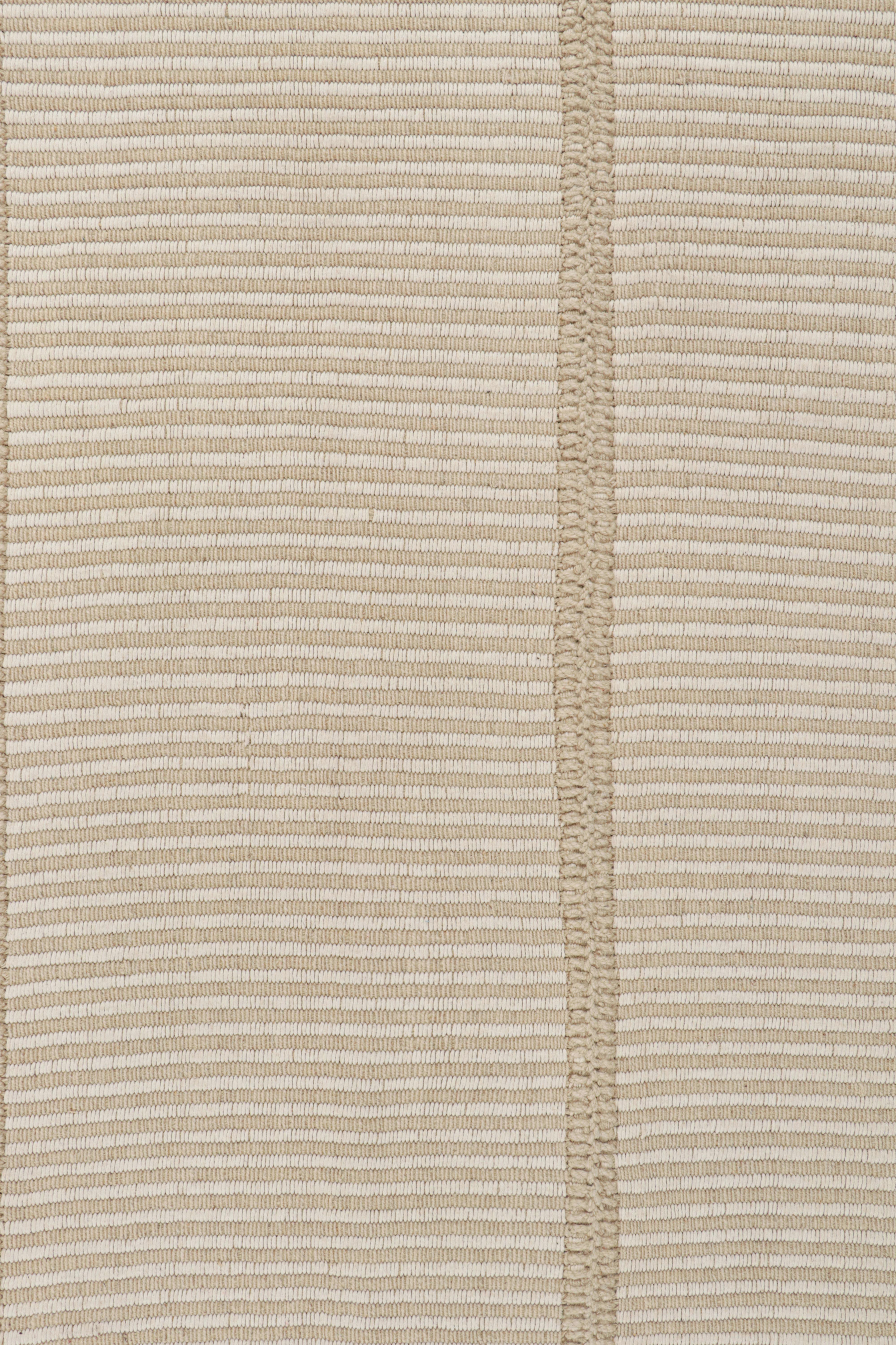 Moderno Rug & Kilim è un kilim contemporaneo a strisce bianche e beige. in vendita