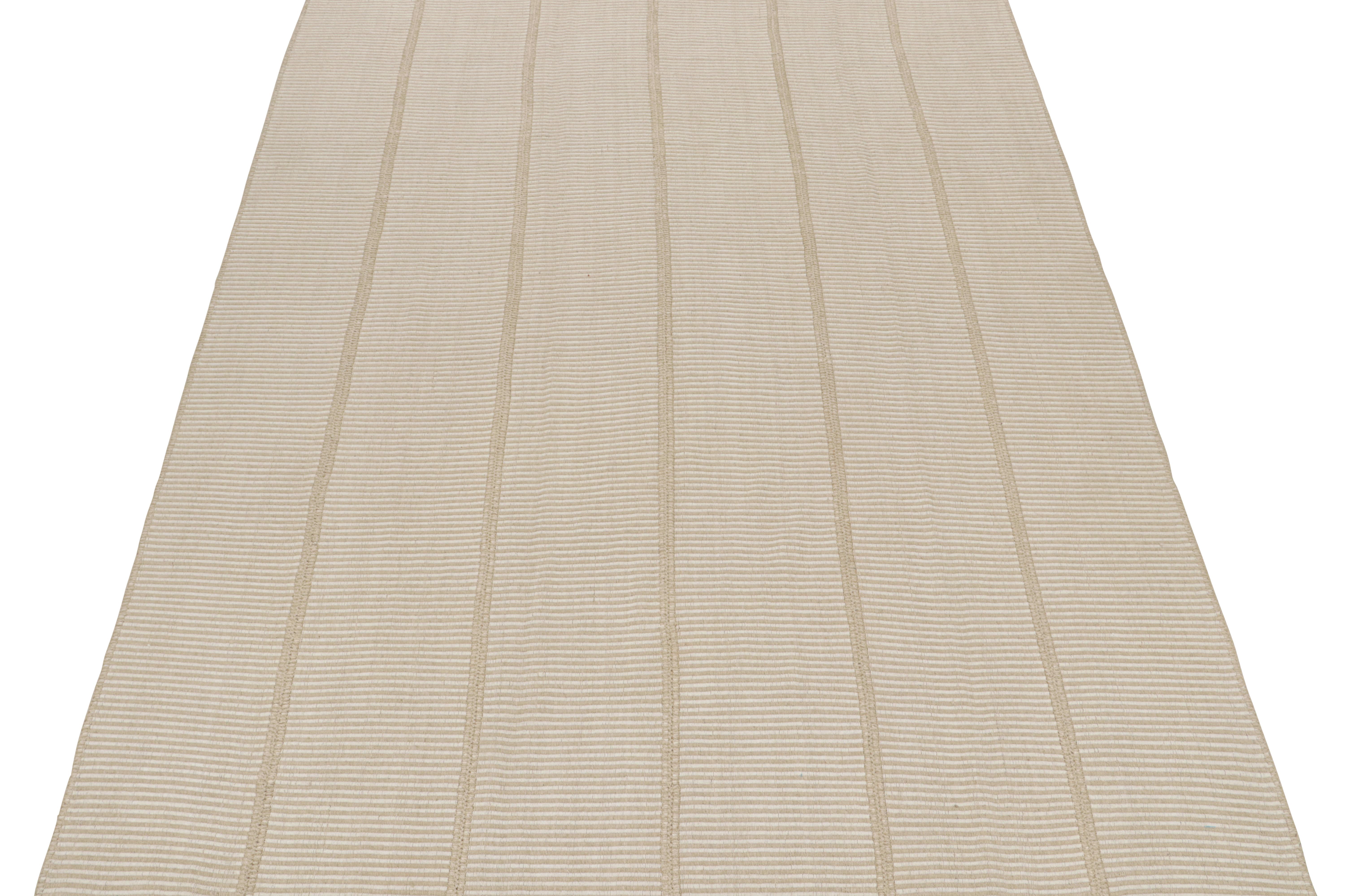 Kilim contemporáneo de Rug & Kilim en blanco roto y rayas beige Tejido a mano en venta