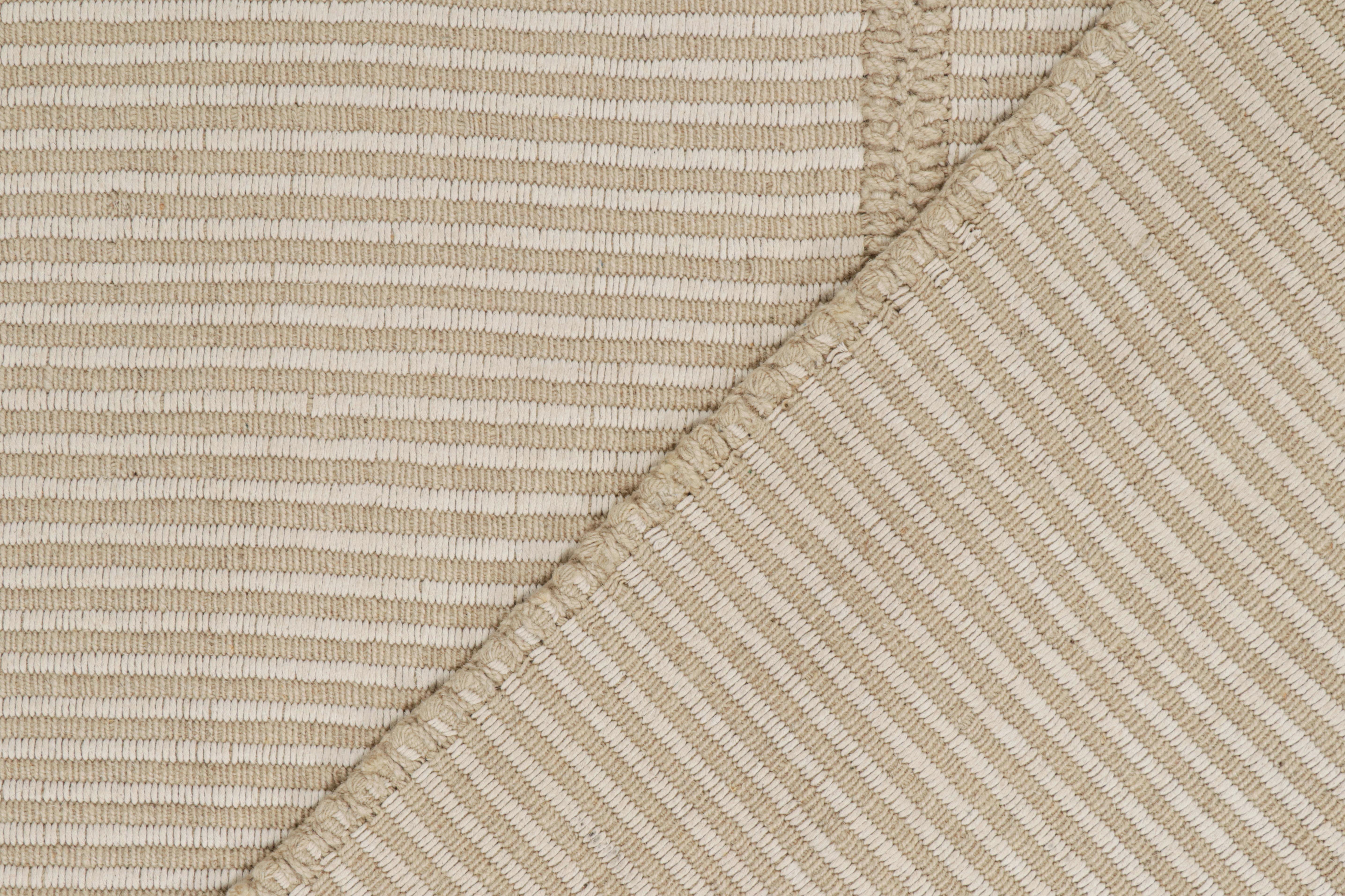 Kilim contemporáneo de Rug & Kilim en blanco roto y rayas beige Siglo XXI y contemporáneo en venta