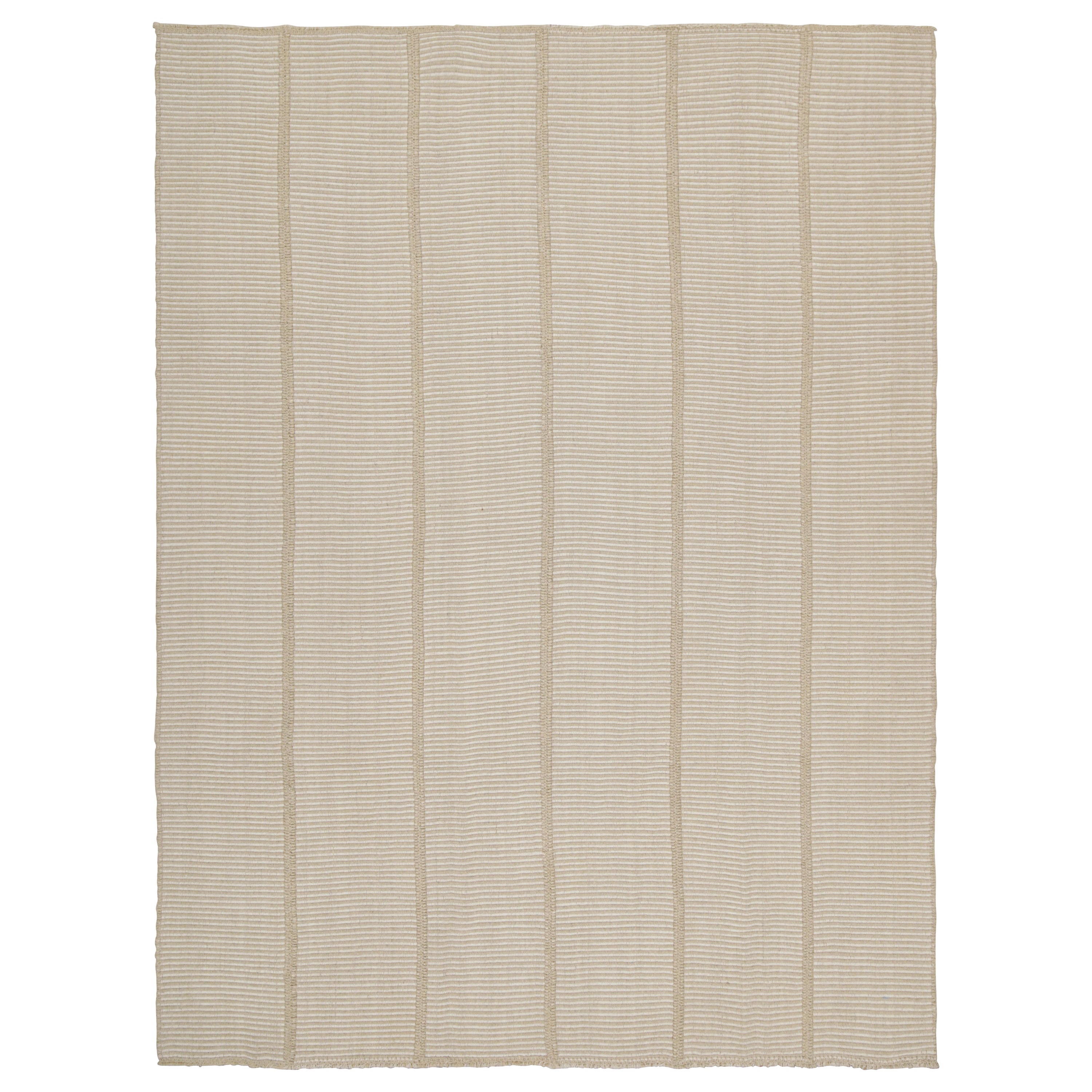 Rug & Kilim è un kilim contemporaneo a strisce bianche e beige.