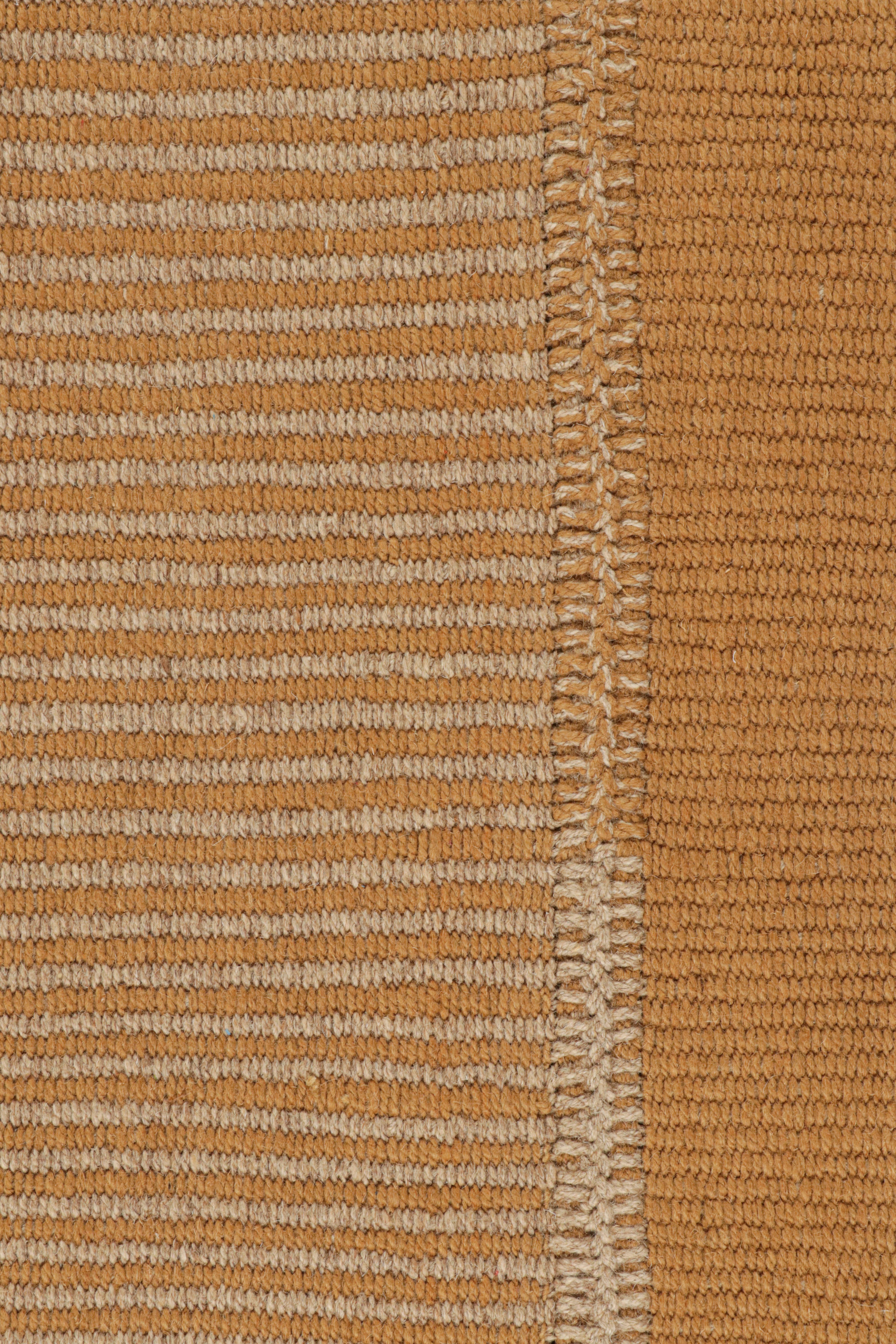 Rug & Kilim's Contemporary Kilim in Orange und Beige Textural Stripes (Moderne) im Angebot