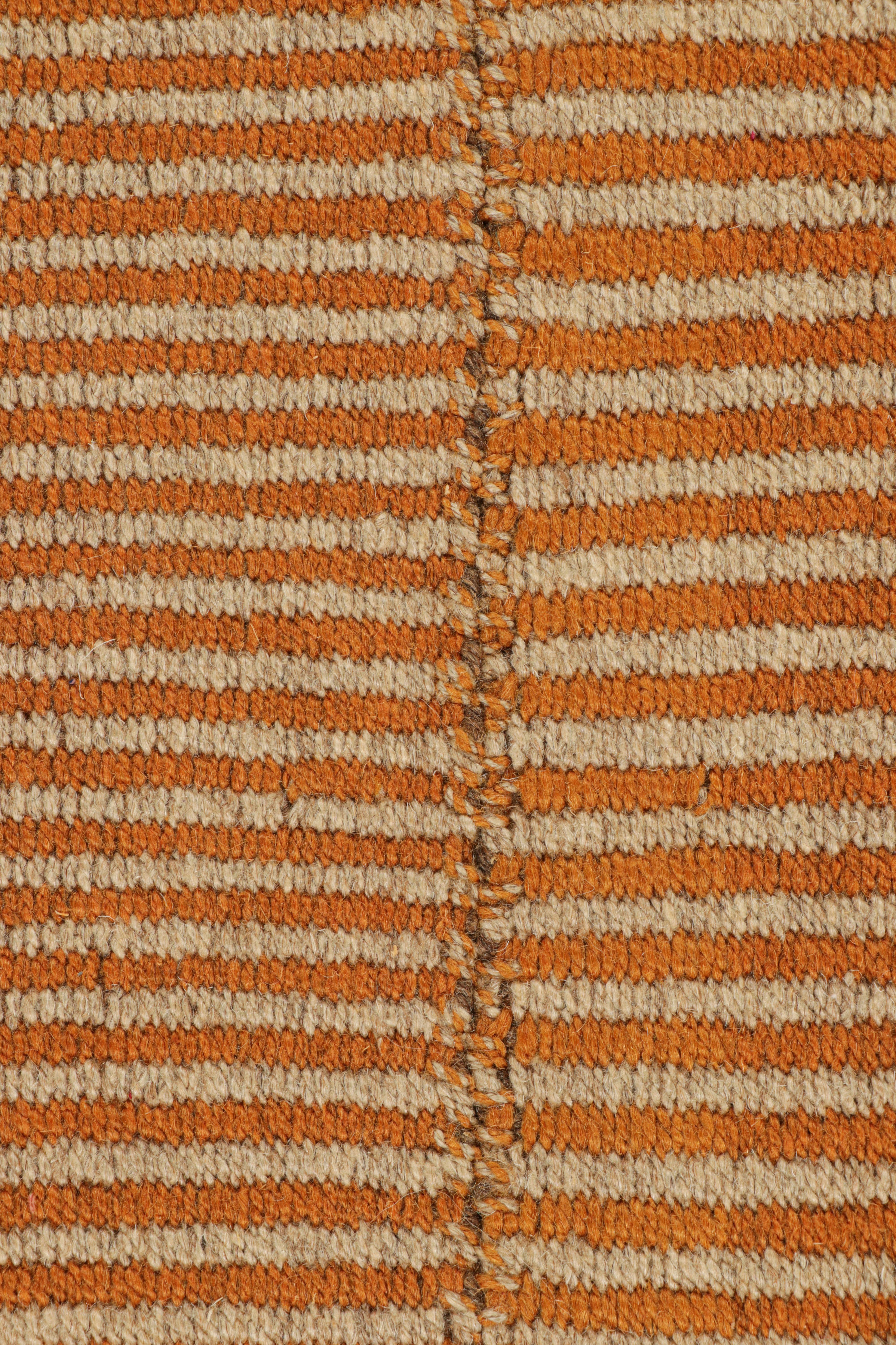 Kilim contemporáneo de Rug & Kilim en rayas texturadas naranja y beige Moderno en venta