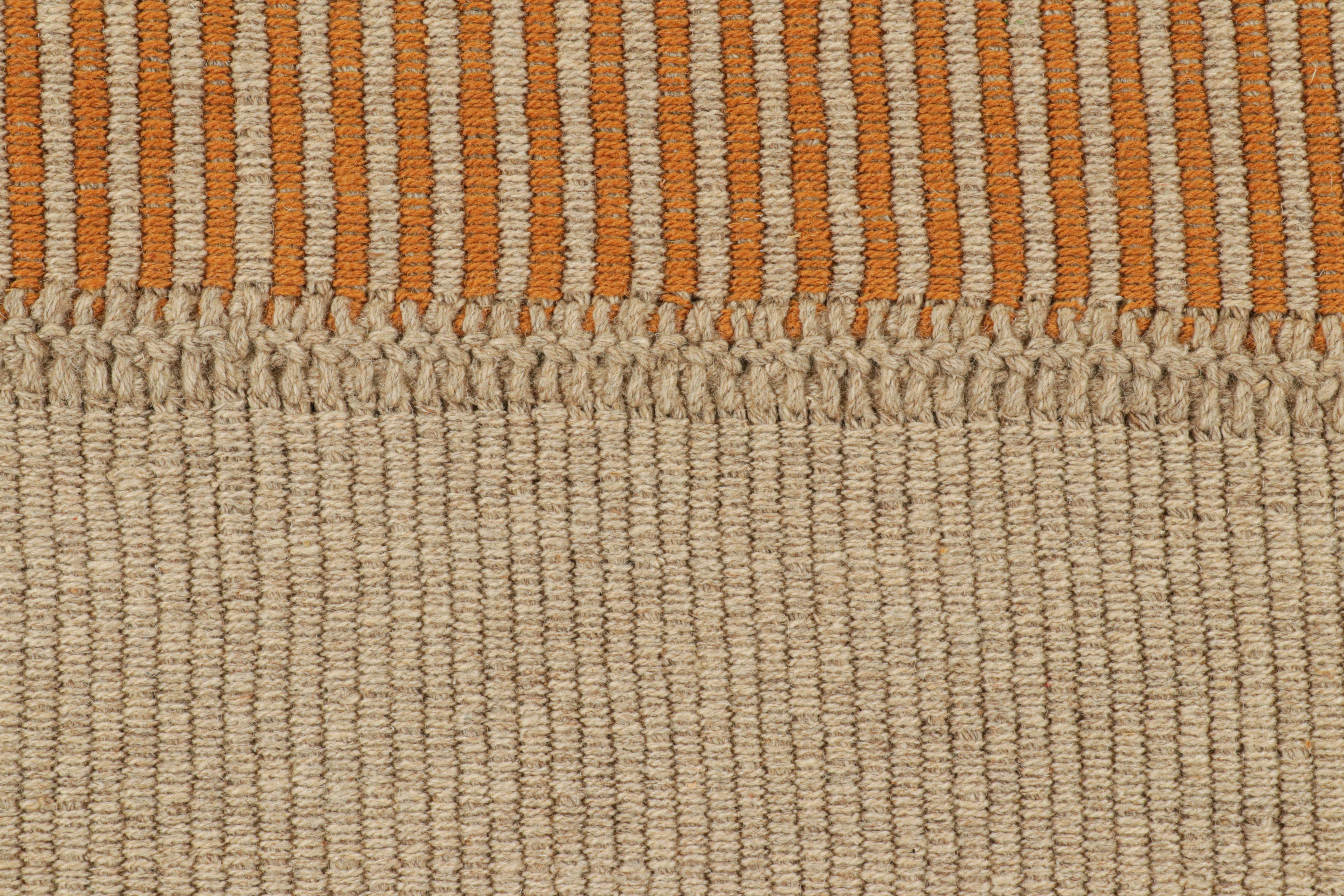 Moderne Rug & Kilim's Contemporary Kilim in Orange and Beige Textural Stripes (Kilim contemporain à rayures texturées orange et beige) en vente