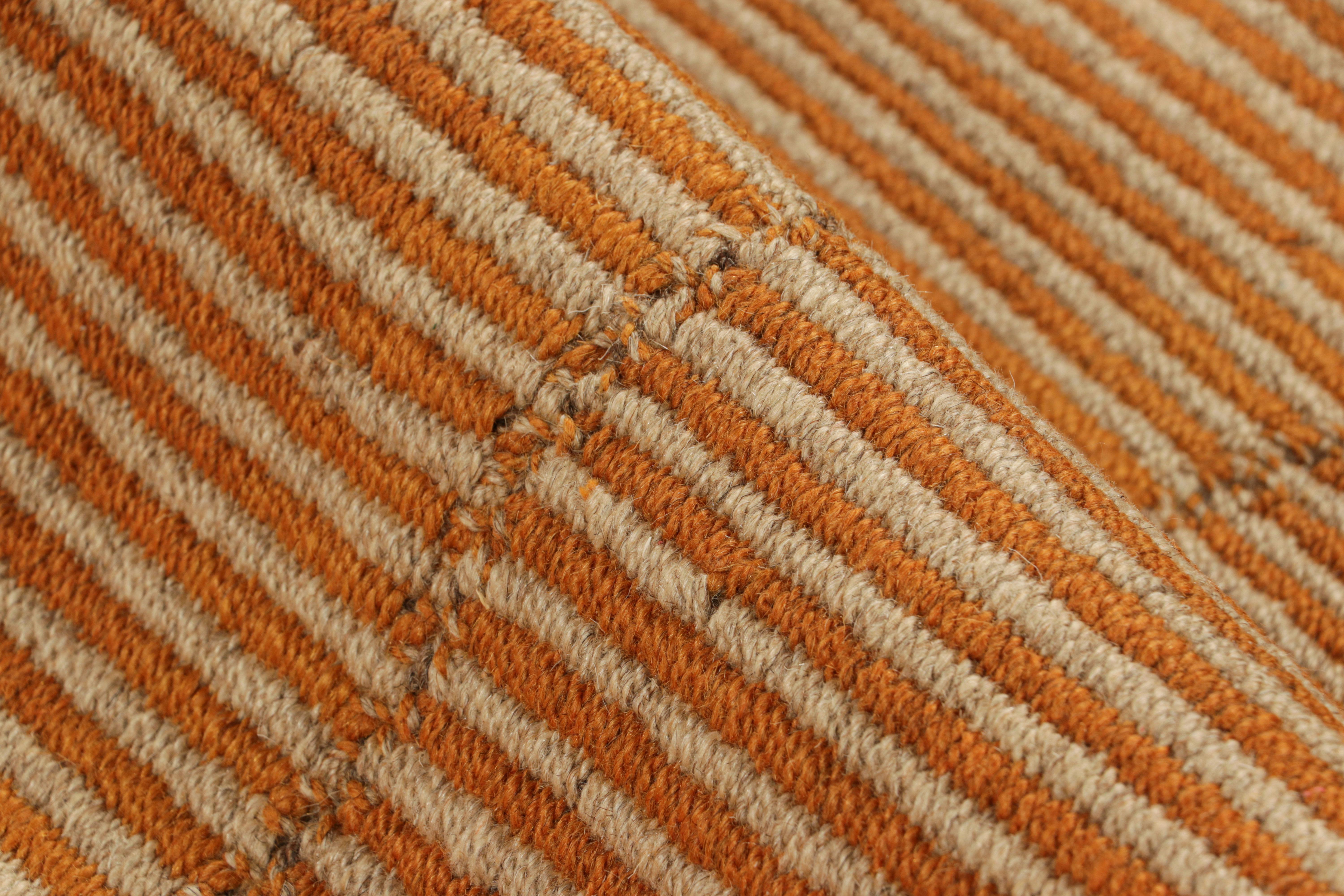 Kilim contemporáneo de Rug & Kilim en rayas texturadas naranja y beige en Nuevo estado para la venta en Long Island City, NY