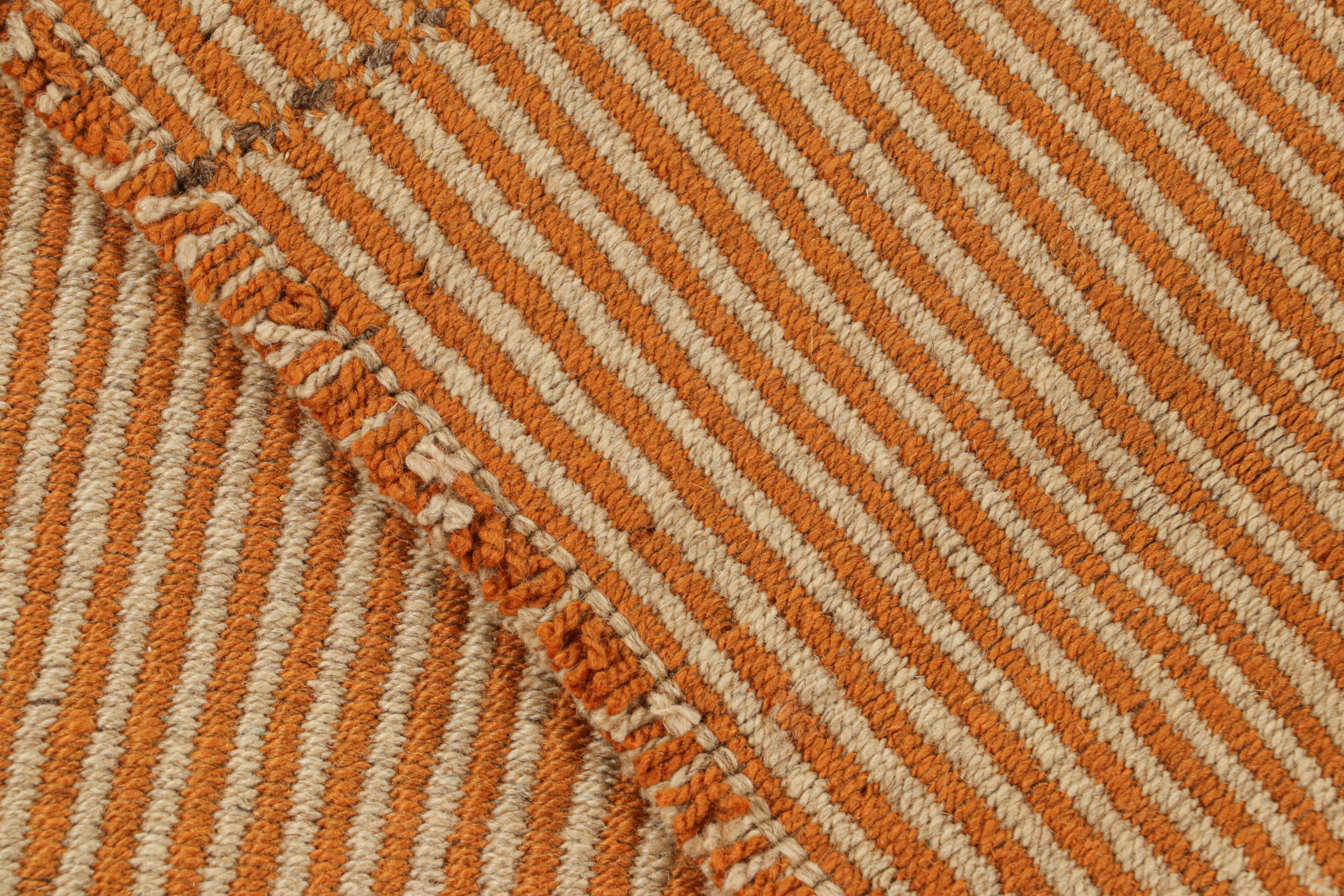 Kilim contemporáneo de Rug & Kilim en rayas texturadas naranja y beige Siglo XXI y contemporáneo en venta
