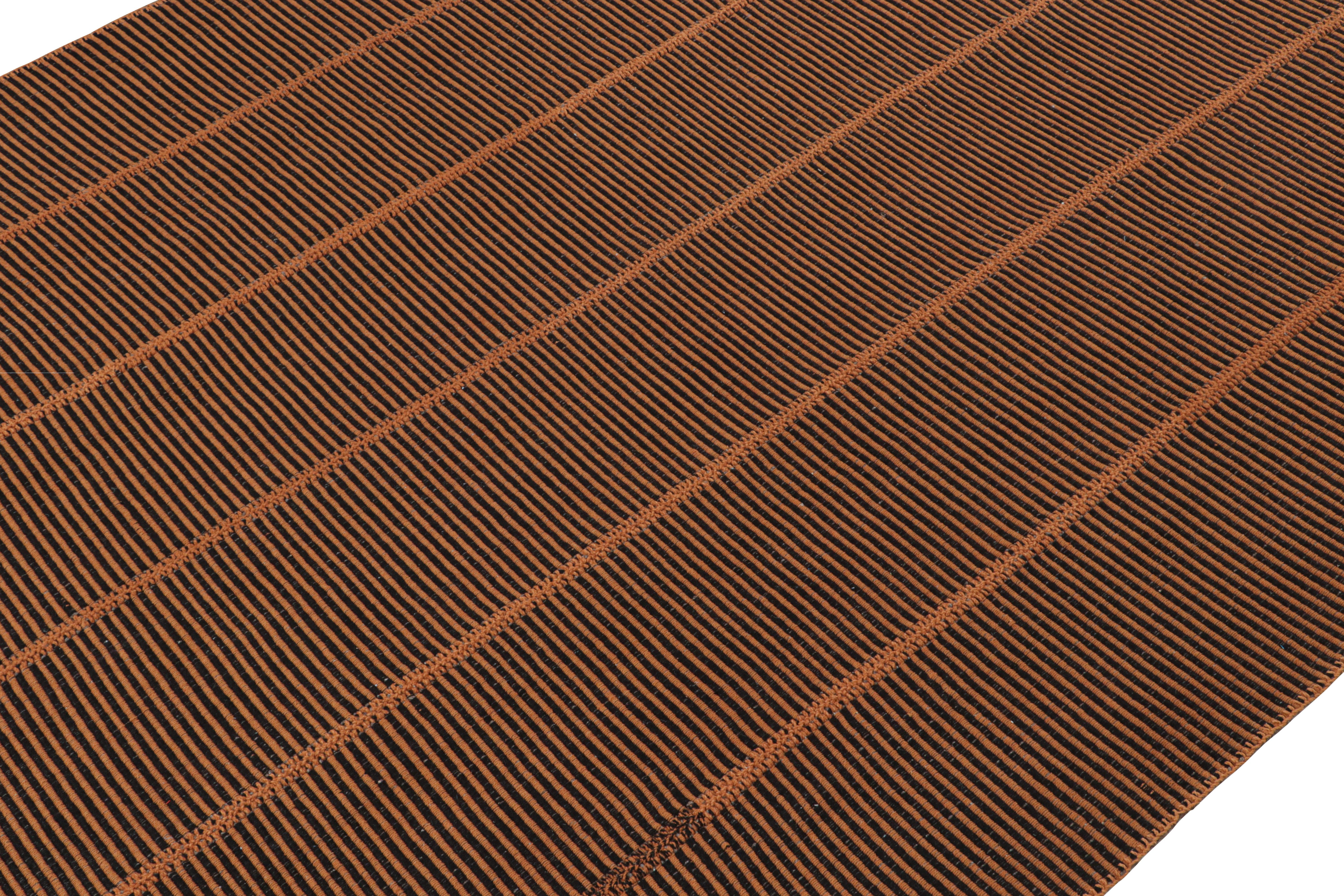 Tessuto a mano in lana, un Kilim 10x14 di una nuova e audace linea di tessuti piatti contemporanei di Rug & Kilim.

Sul design: 

Connotato da una rivisitazione moderna della classica tessitura a pannelli, il nostro ultimo 