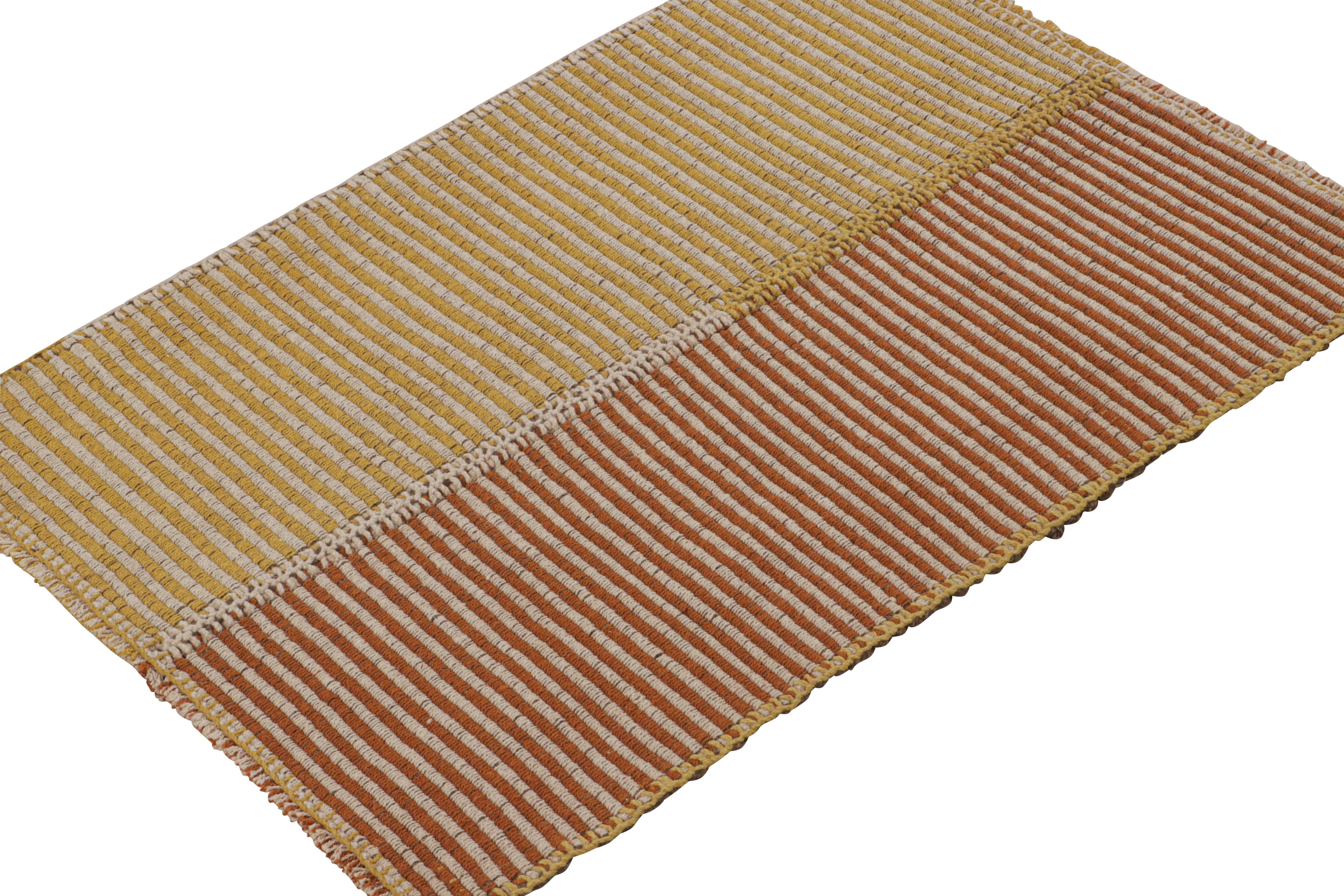 Persiano Rug & Kilim - Kilim contemporaneo in arancione e oro con beige-marrone in vendita