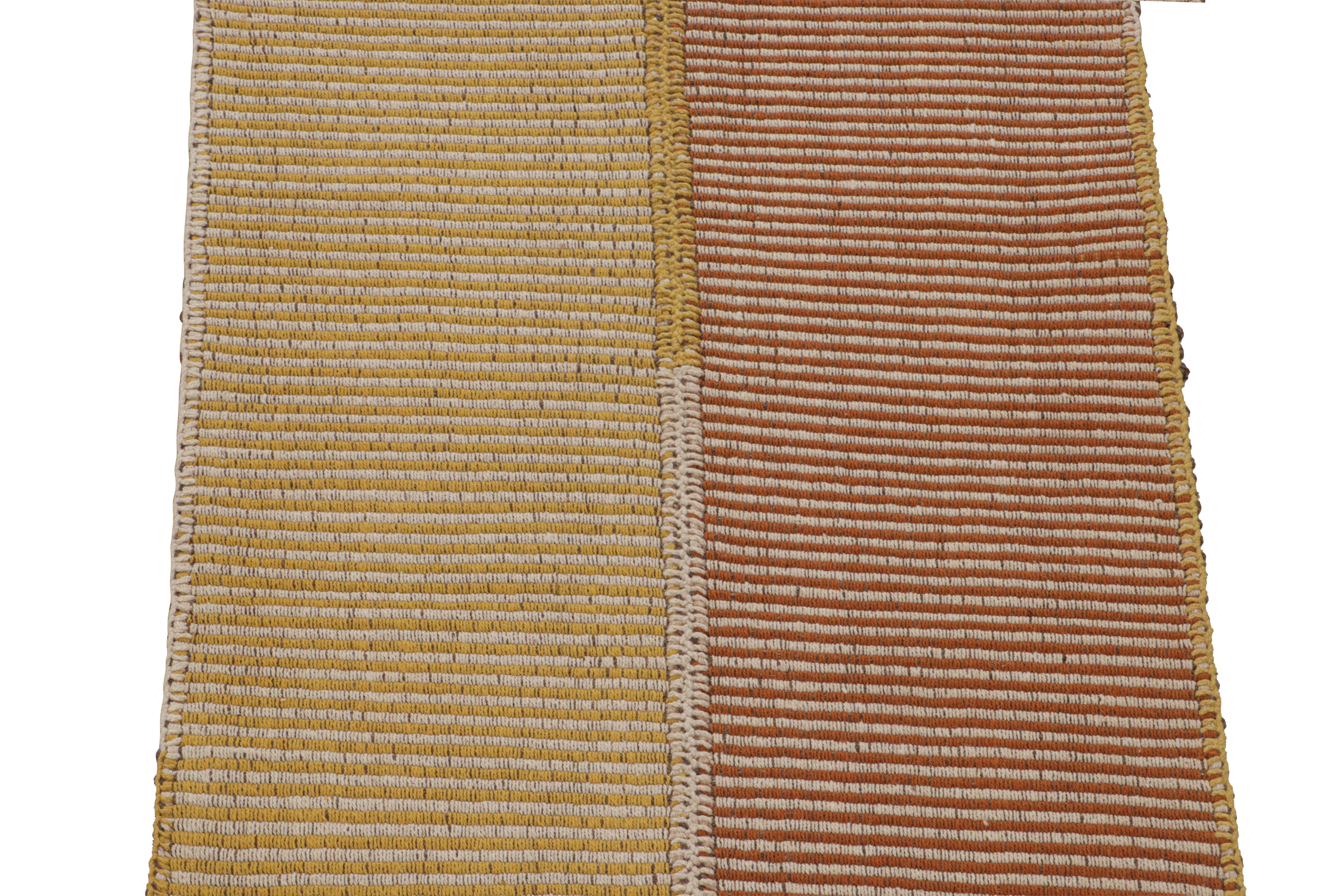 Tessuto a mano Rug & Kilim - Kilim contemporaneo in arancione e oro con beige-marrone in vendita