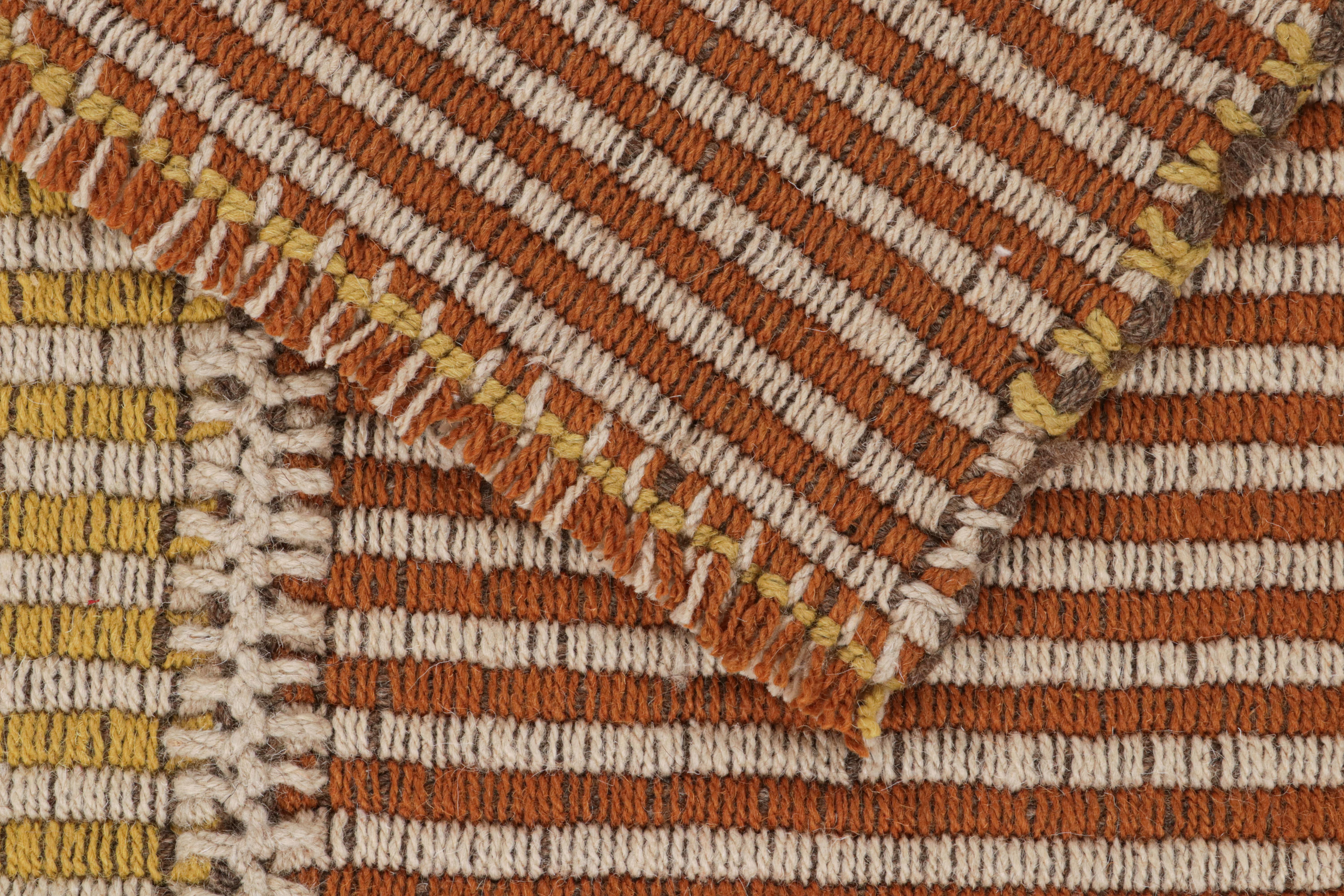 XXI secolo e contemporaneo Rug & Kilim - Kilim contemporaneo in arancione e oro con beige-marrone in vendita
