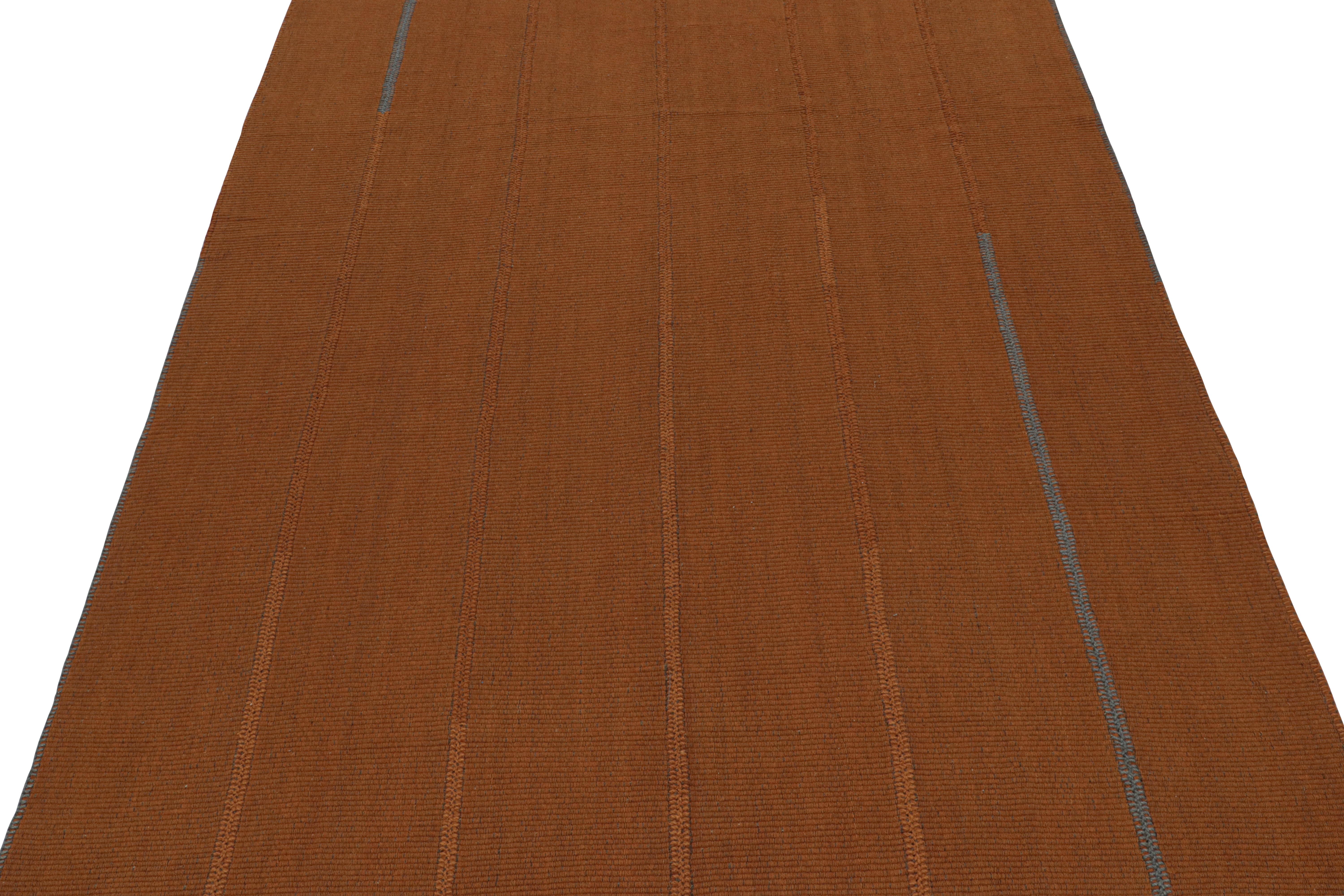 Tessuto a mano Rug & Kilim: Kilim contemporaneo in arancione con accenti grigio-blu in vendita