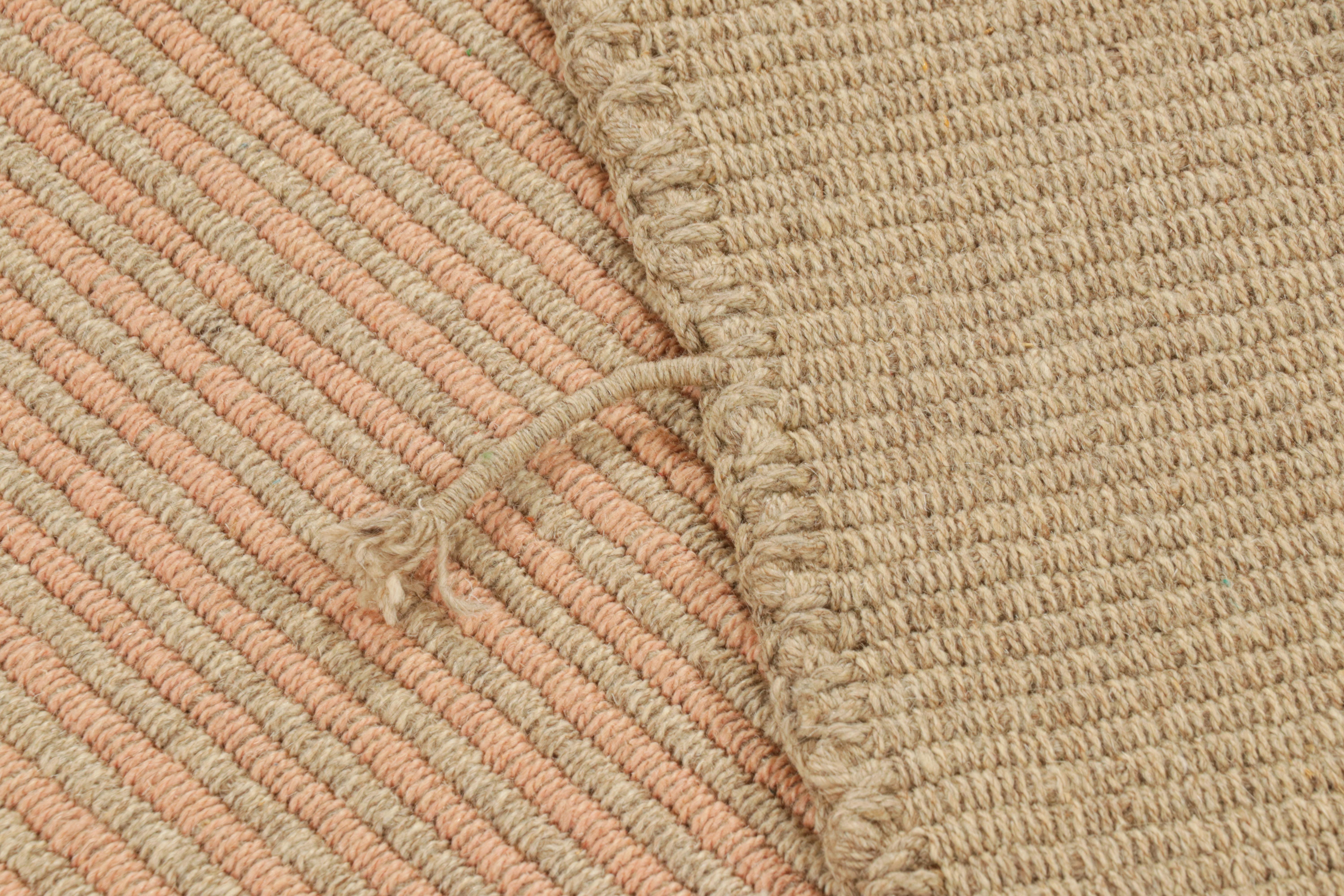 Rug & Kilim's Contemporary Kilim in Pfirsich und Beige Textural Stripes  (Wolle) im Angebot