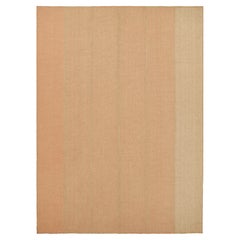 Rug & Kilim è un kilim contemporaneo a strisce testuali rosa e beige-marroni