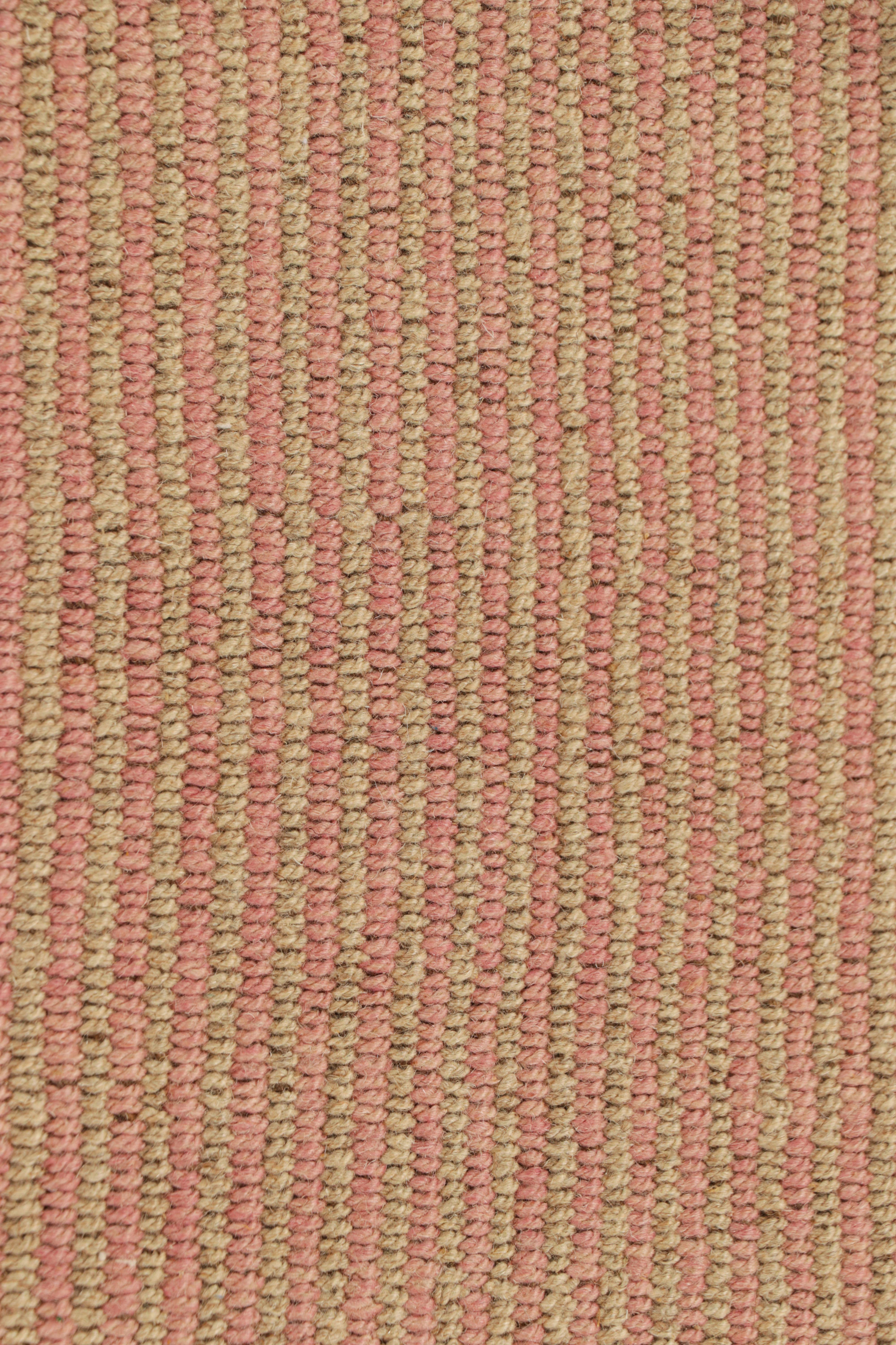 Moderne Rug & Kilim's Contemporary Kilim in Pink and Beige Textural Stripes (Kilim contemporain à rayures texturées roses et beiges) en vente