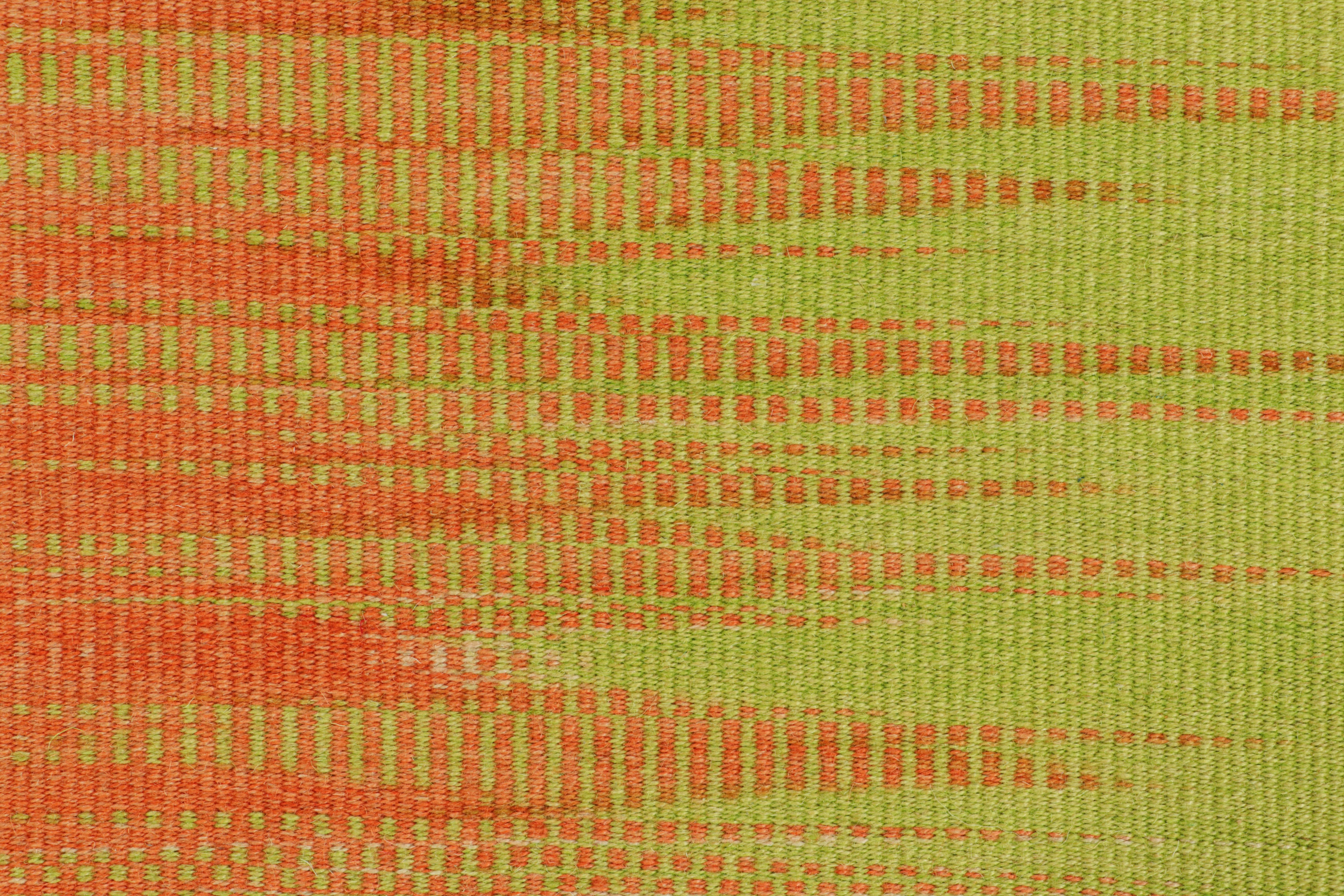 Rug & Kilim's Contemporary Kilim in rosa und grünen Streifen und geometrischen Mustern (Moderne) im Angebot