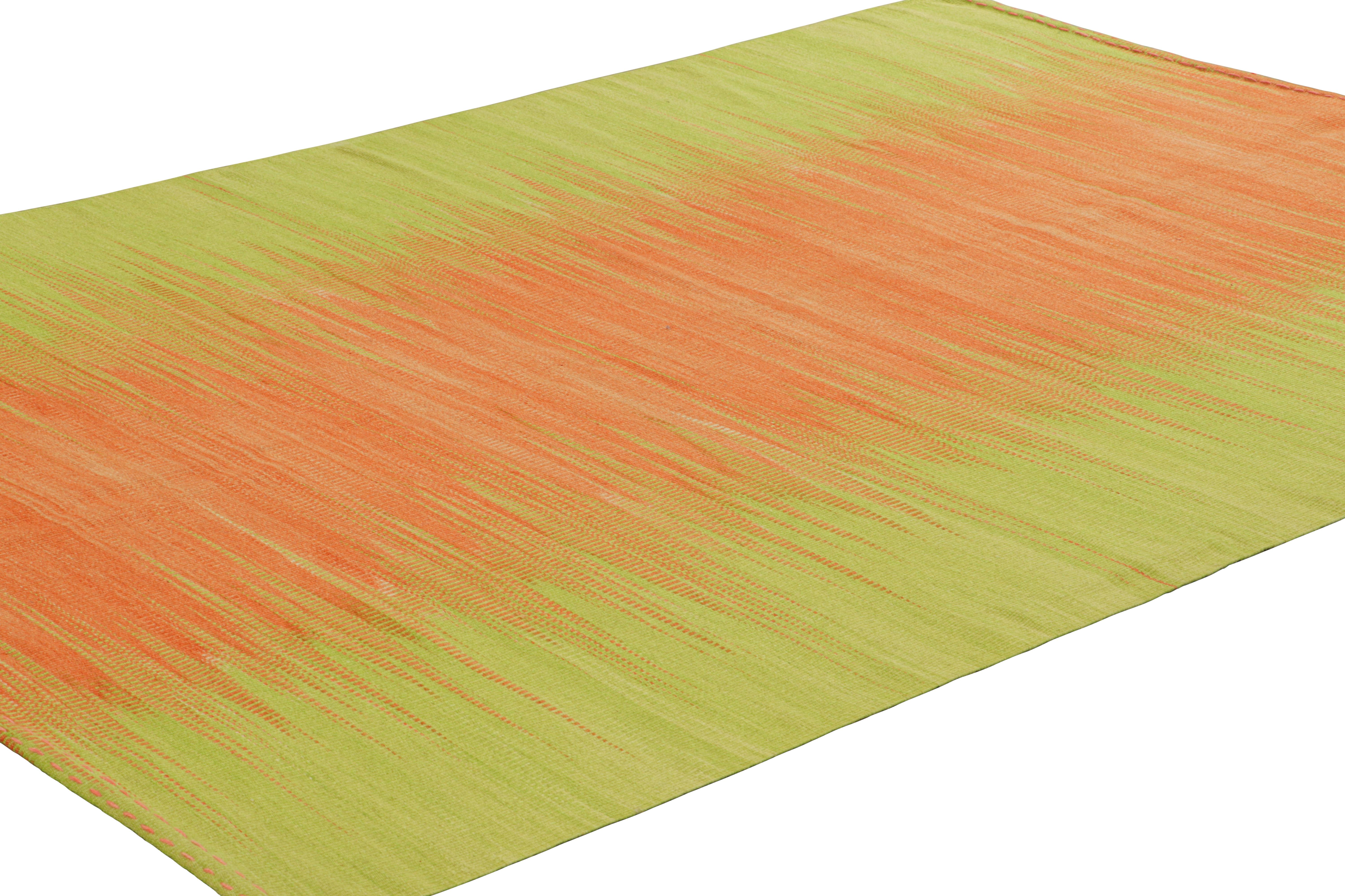 Rug & Kilim's Contemporary Kilim in rosa und grünen Streifen und geometrischen Mustern (Türkisch) im Angebot