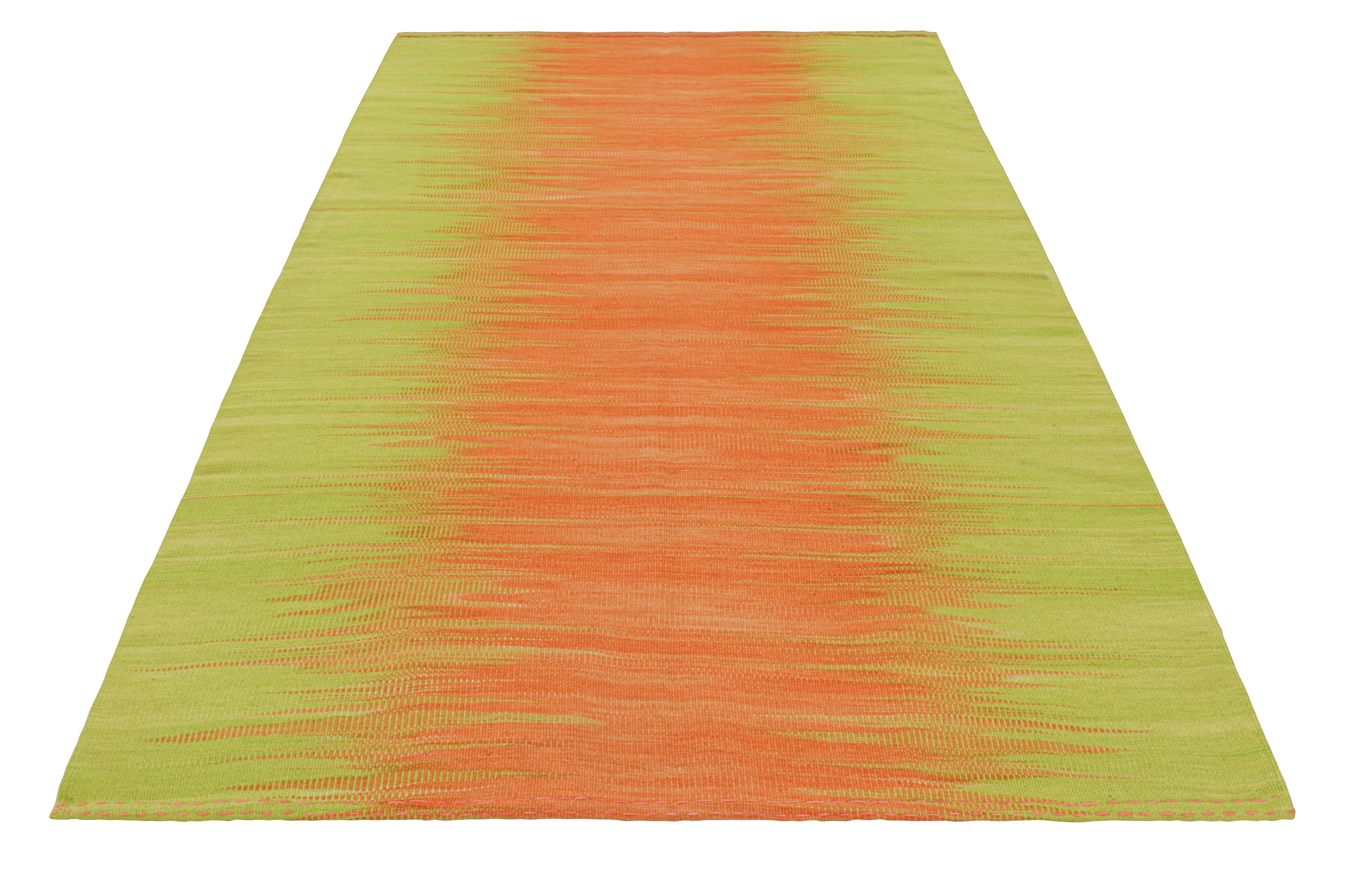 Rug & Kilim's Contemporary Kilim in rosa und grünen Streifen und geometrischen Mustern (Handgewebt) im Angebot