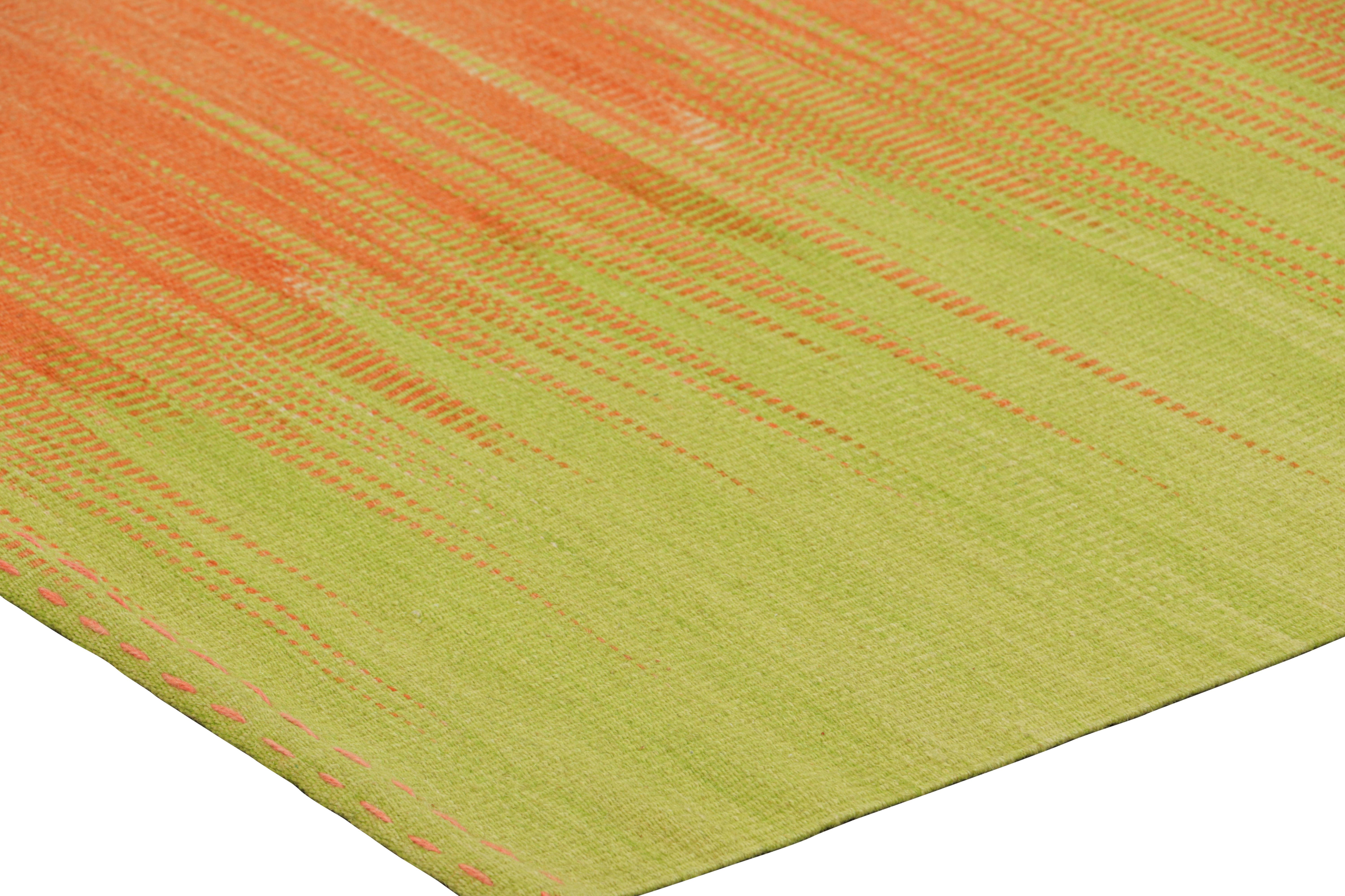 Rug & Kilim's Contemporary Kilim in rosa und grünen Streifen und geometrischen Mustern im Zustand „Neu“ im Angebot in Long Island City, NY