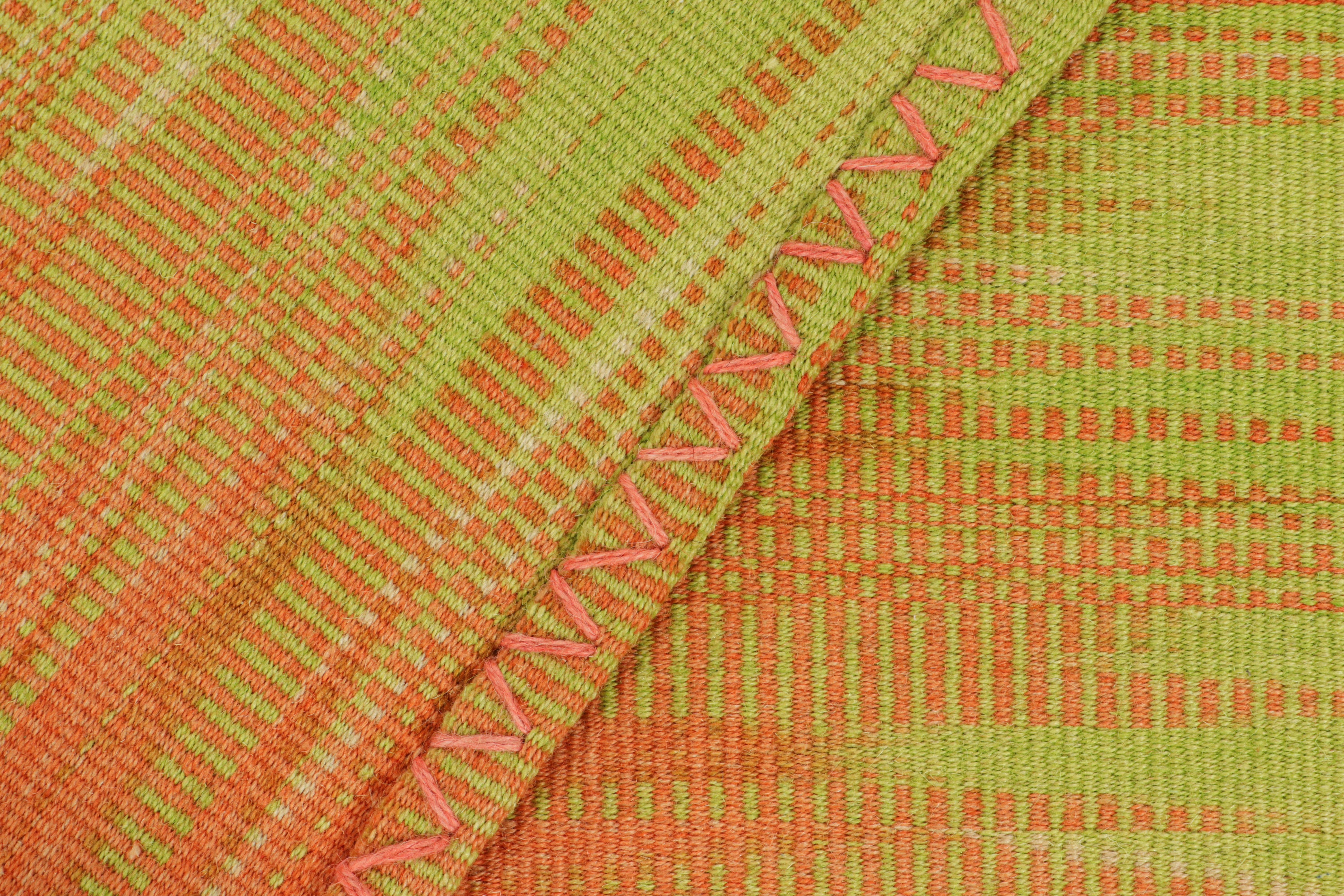 Rug & Kilim's Contemporary Kilim in rosa und grünen Streifen und geometrischen Mustern (21. Jahrhundert und zeitgenössisch) im Angebot