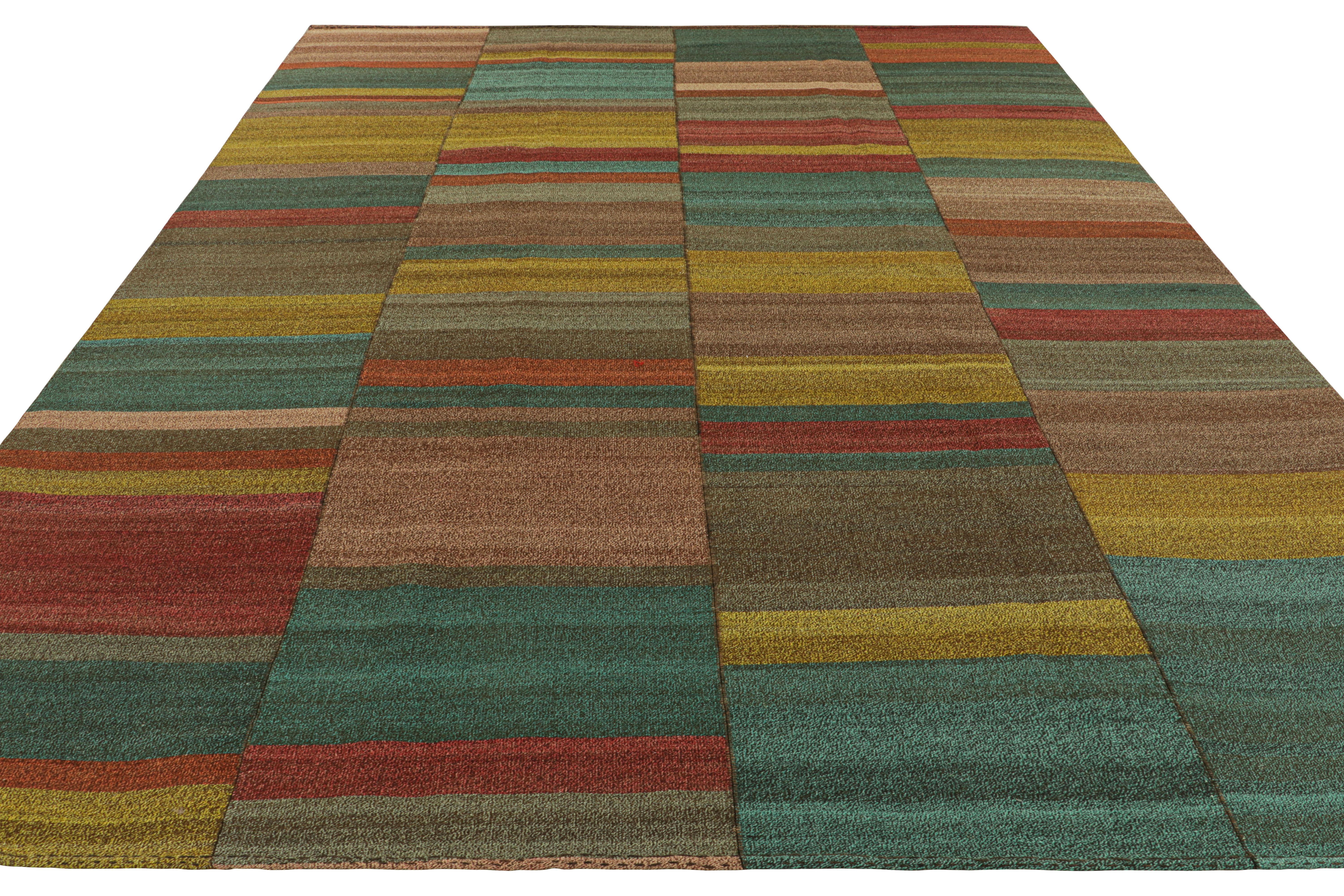 Dieser handgewebte 10x11-Kilim aus Wolle stammt aus einer neuen, originellen und modernen Flachgewebe-Kollektion von Rug & Kilim.

Über das Design: 

Diese moderne Variante der klassischen Paneelweberei besticht durch ein fabelhaftes, einzigartiges