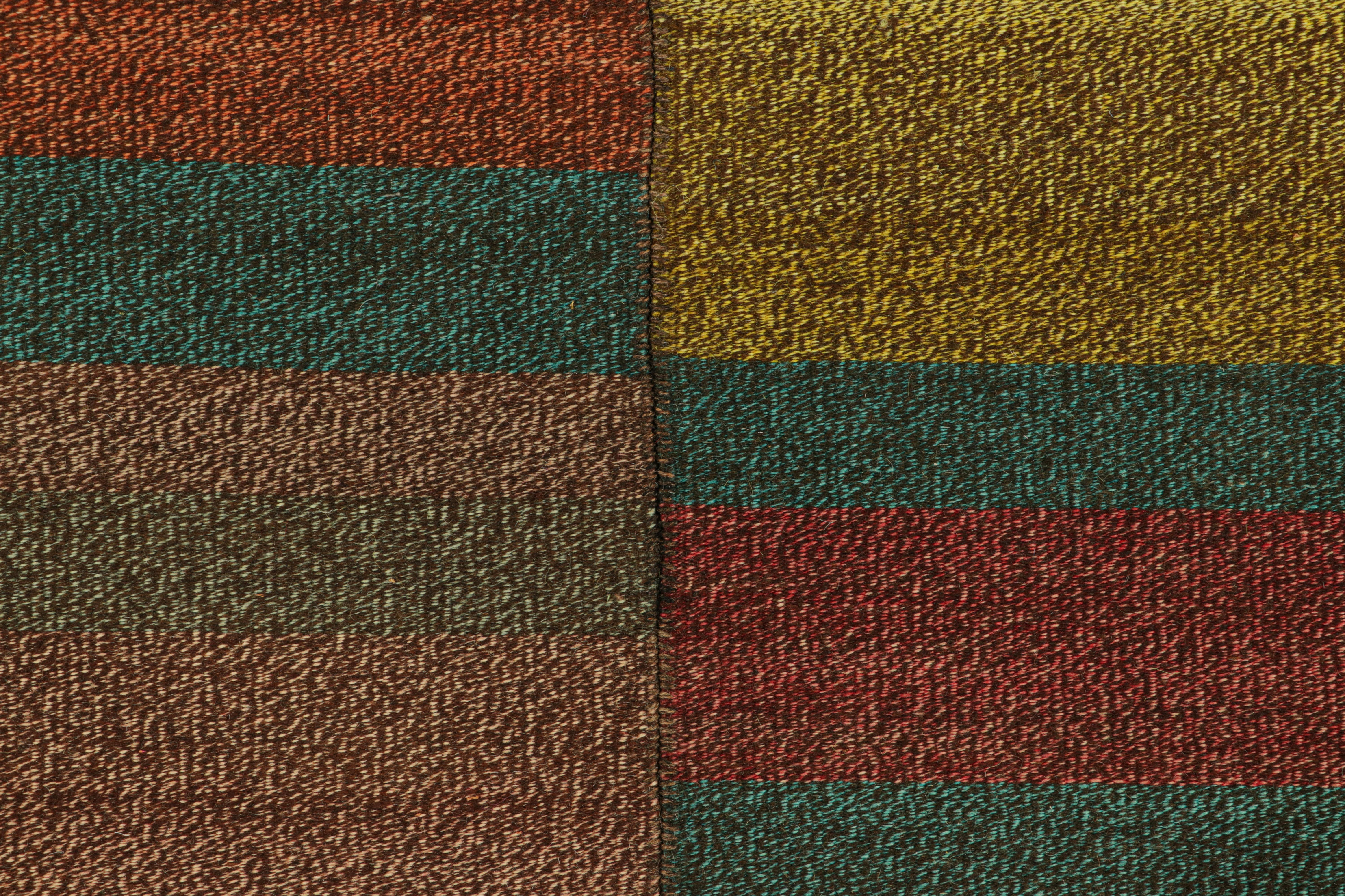 Rug & Kilim's Contemporary Kilim in polychromatischen Streifen und geometrischen Mustern (Moderne) im Angebot