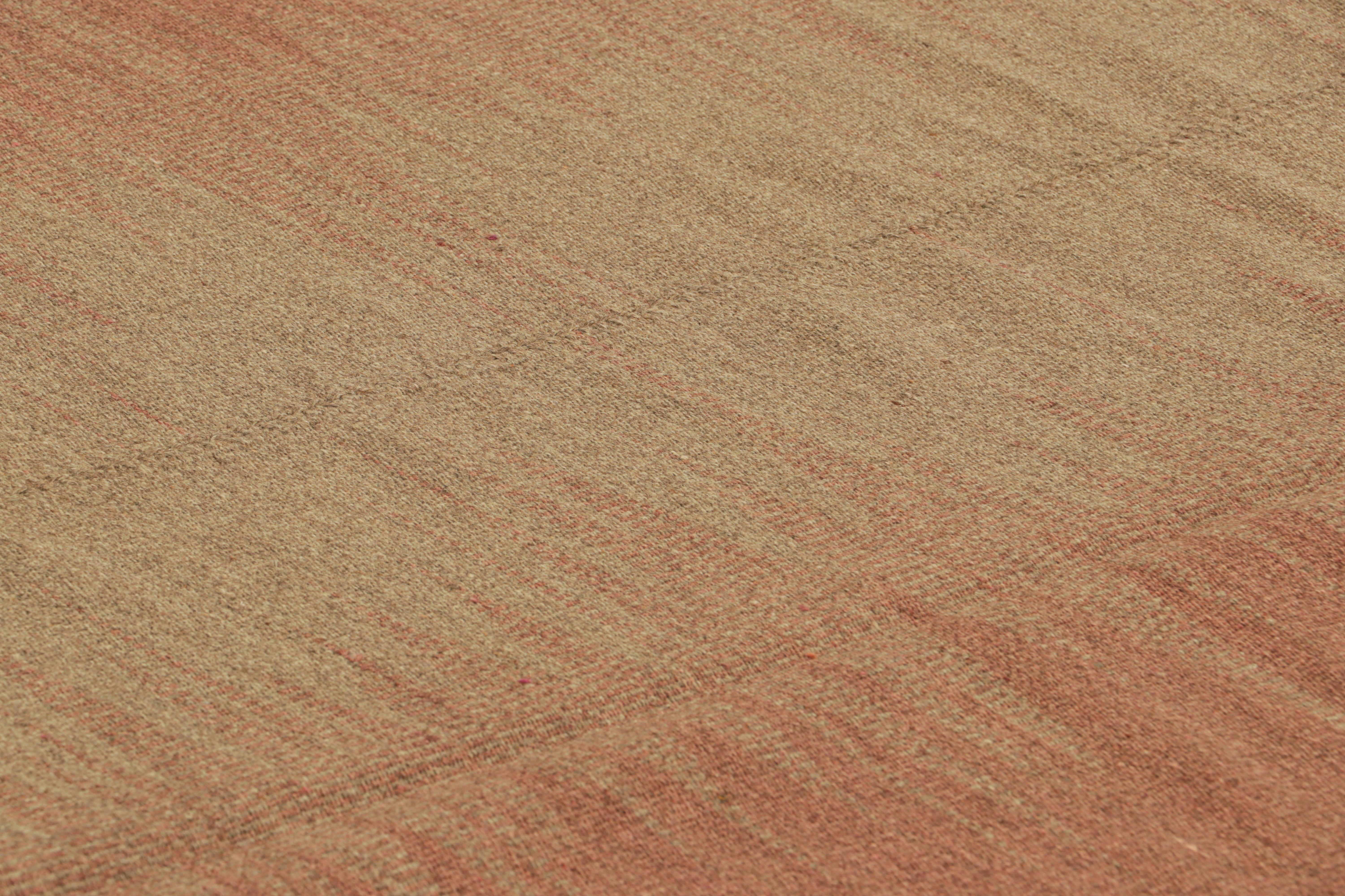 Tessuto a mano in lana, questo Kilim 6x9 fa parte di una nuova collezione contemporanea a trama piatta di Rug & Kilim.

Sul design: 

Questa rivisitazione moderna della classica tessitura a pannelli presenta un favoloso e unico gioco di righe