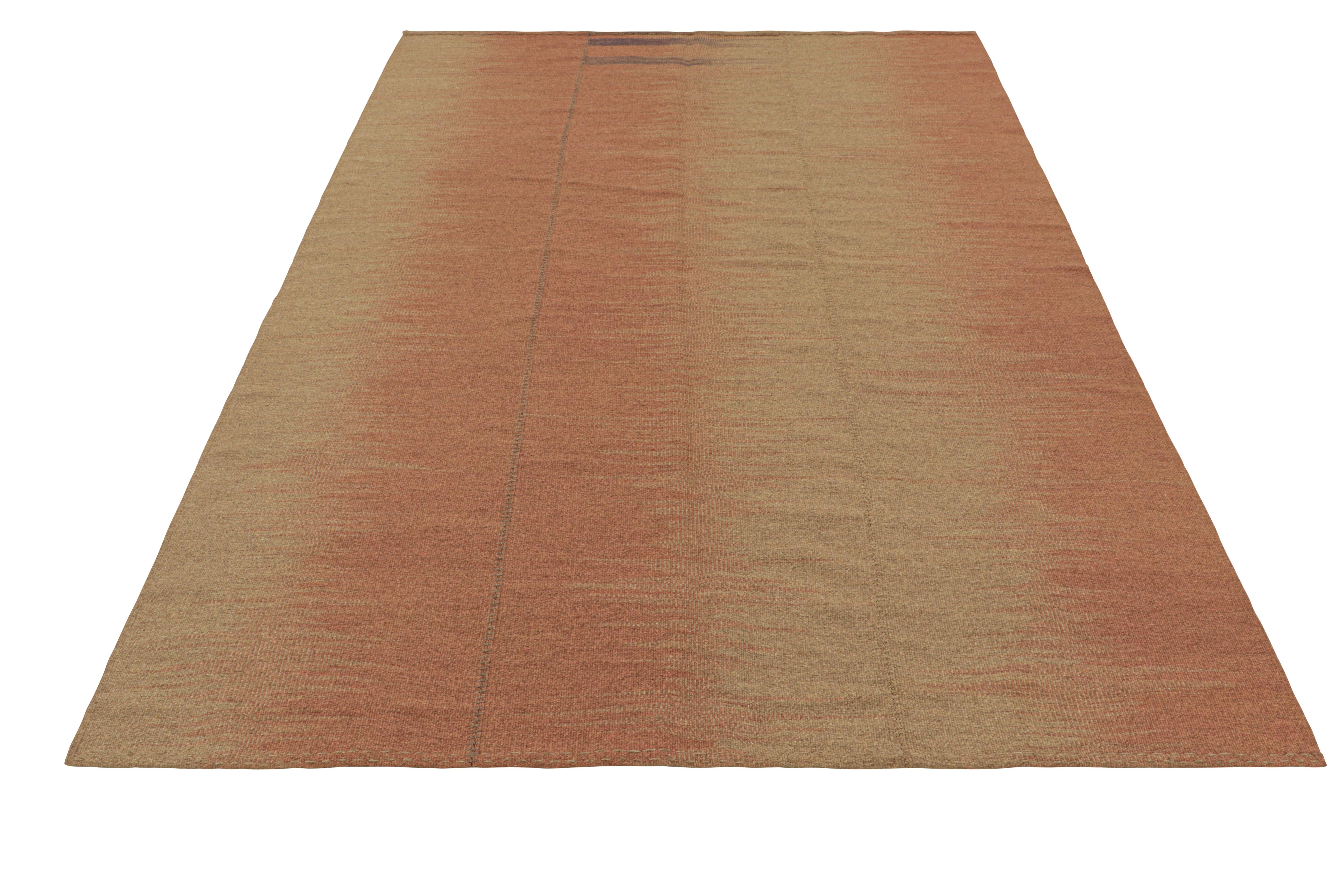 Tessuto a mano Rug & Kilim: Kilim contemporaneo a strisce rosse e beige e motivi geometrici in vendita