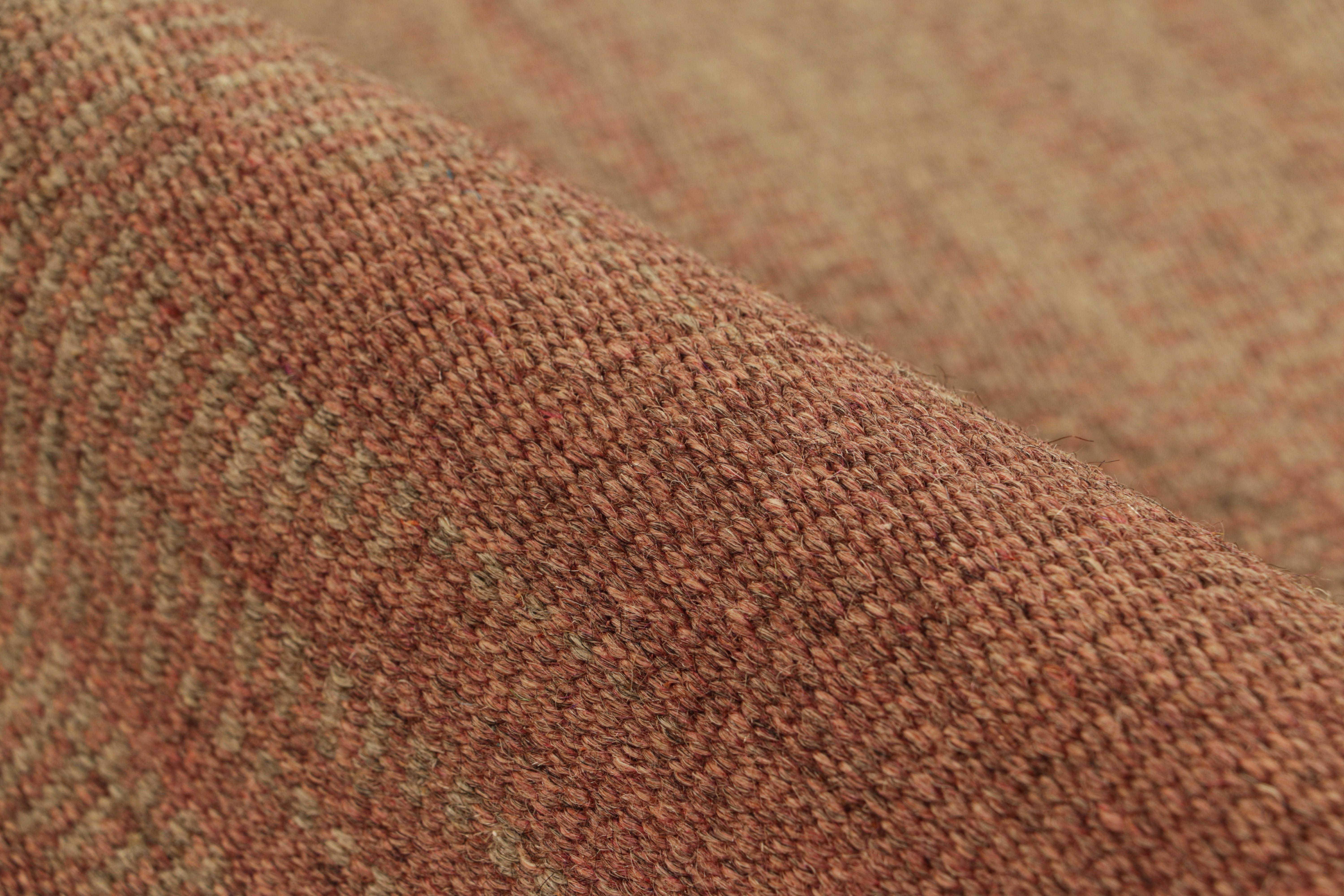 XXIe siècle et contemporain Kilim contemporain de Rug & Kilim à rayures rouges et beiges et à motifs géométriques en vente