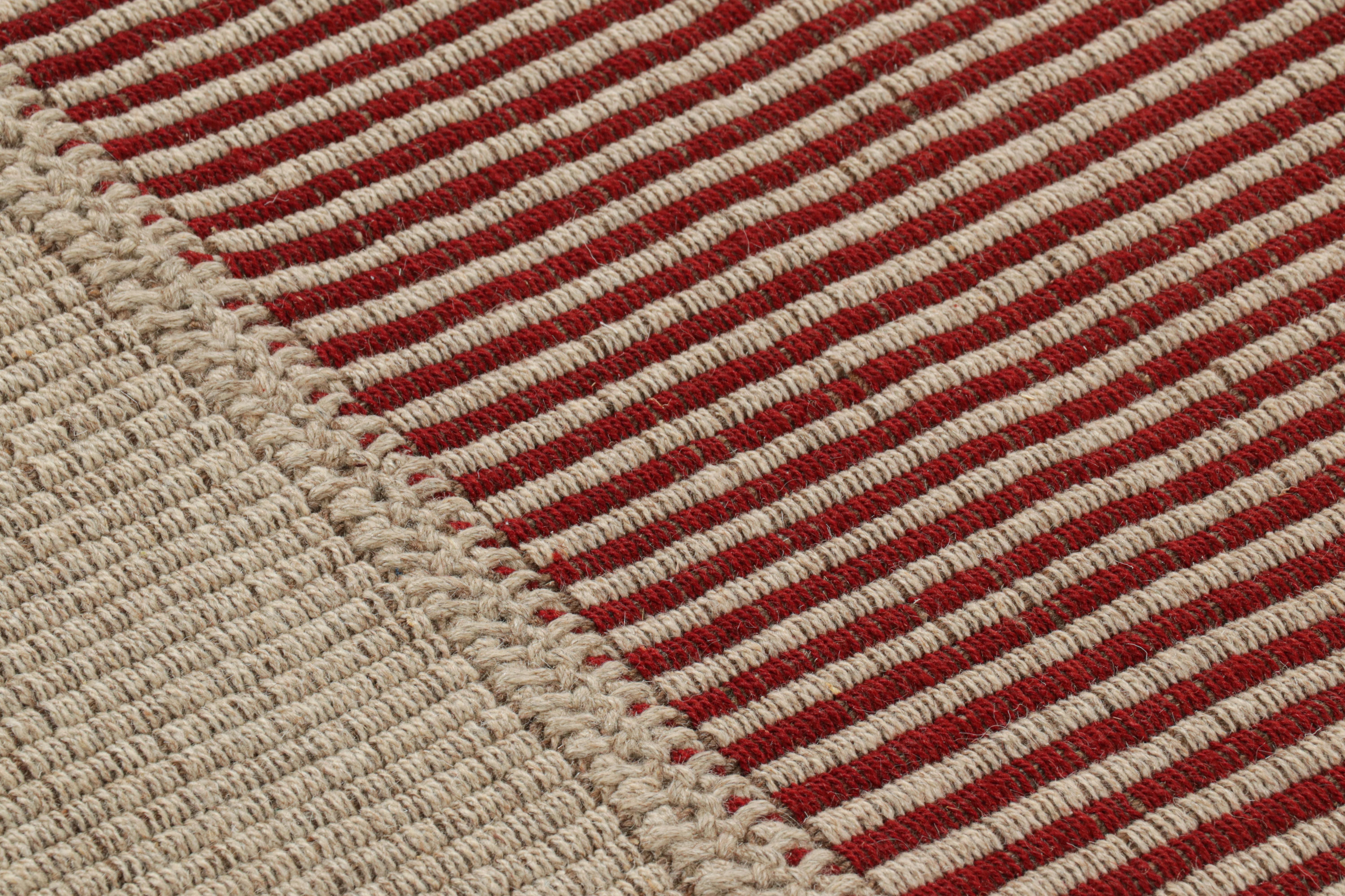 Rug & Kilim's Contemporary Kilim in Rot und Beige Textural Stripes  (Moderne) im Angebot