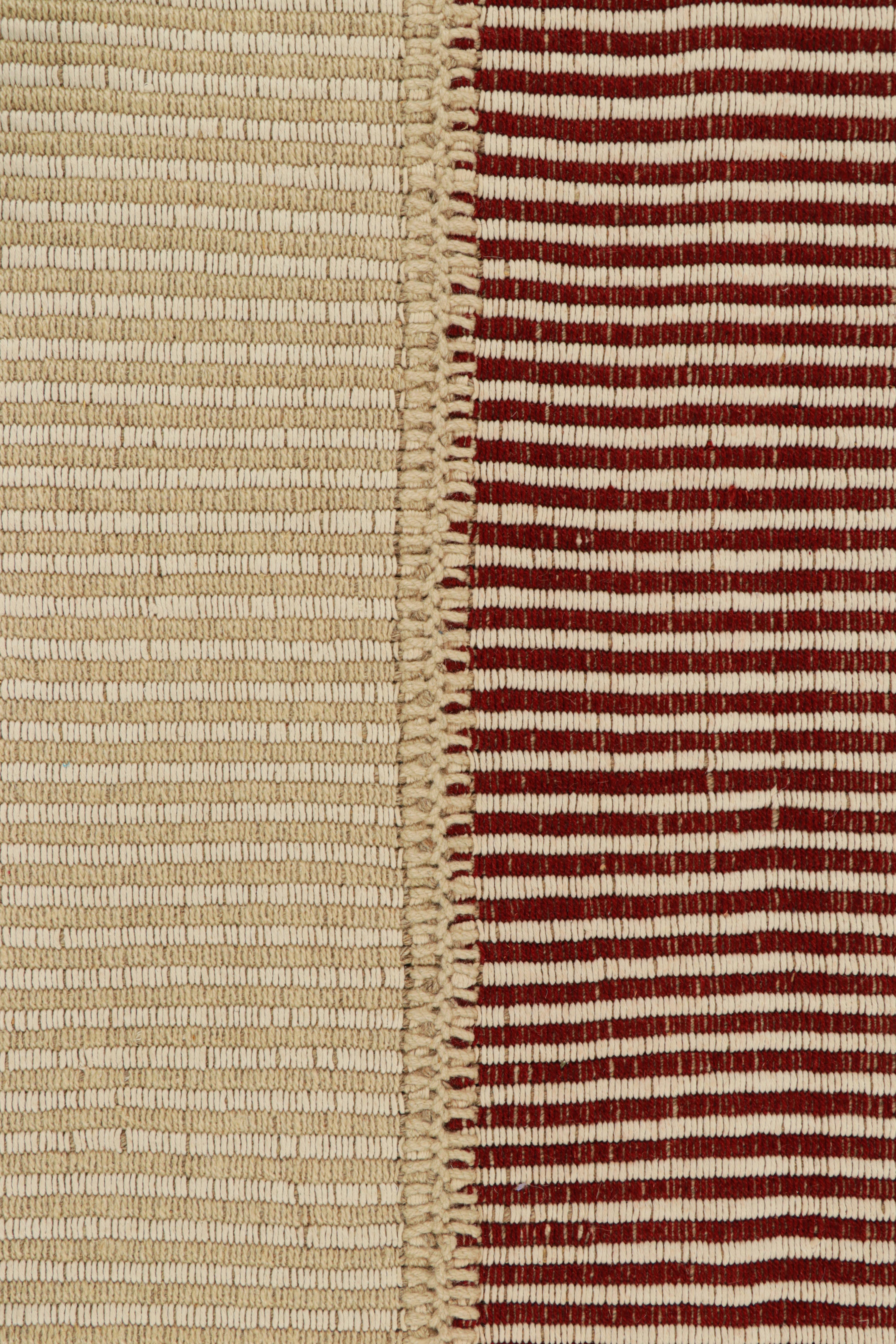 Moderno Rug & Kilim è un kilim contemporaneo a strisce rosse e beige. in vendita